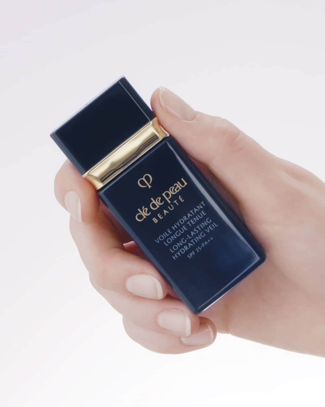 Clé de Peau Beauté Officialさんのインスタグラム写真 - (Clé de Peau Beauté OfficialInstagram)「Take a moment for tranquility in this fast-paced world; pause to re-evaluate, realign and reset your inner self to help you re-emerge with radiance. Creating equilibrium is a ritual essential to restoring balance in your world. Beginning your makeup routine with The Long-lasting Hydrating Veil enables your skin’s vibrancy and improves its tone for a radiance that emanates throughout the day. #LongLastingHydratingVeil」8月28日 20時00分 - cledepeaubeaute