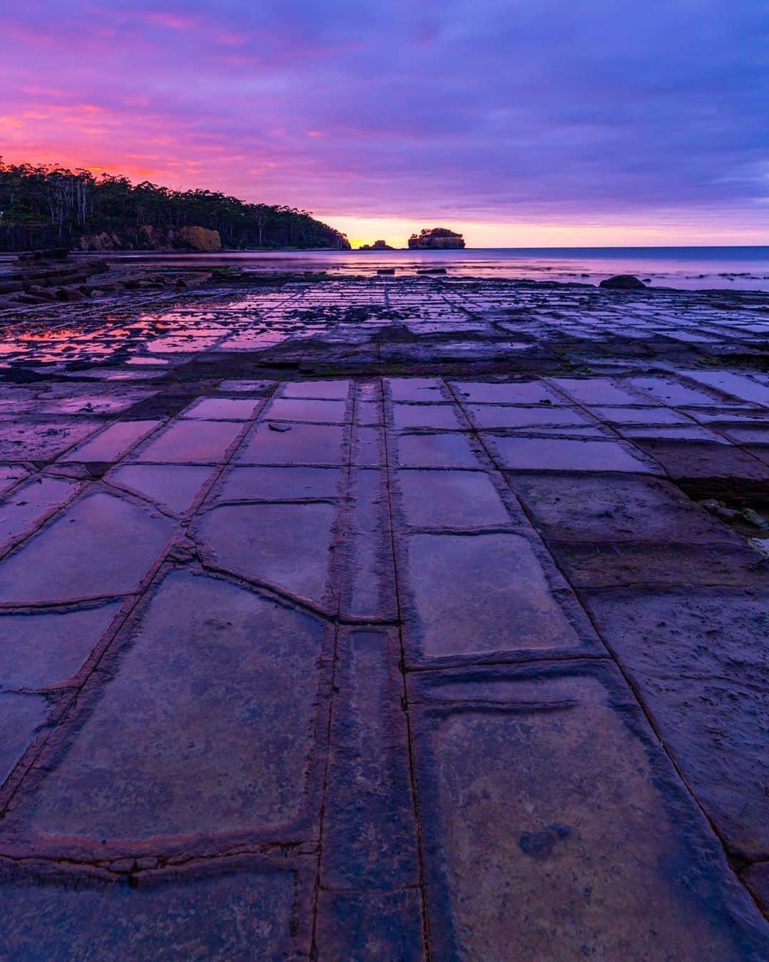 Australiaさんのインスタグラム写真 - (AustraliaInstagram)「Today, we’re going off-the-grid in @Tasmania 💜 @carmelboyd_ captured this early morning sky show when visiting the iconic #TessellatedPavement recently. You’ll find this incredible rock formation at #EaglehawkNeck on the #TasmanPeninsula, around an hour’s drive from @hobartandbeyond. The rocks here have fractured into polygonal blocks that appear to be tiled, and even though it looks man-made, it's actually a completely natural geological formation - it has to be seen to be believed! #seeaustralia #discovertasmania #tassiestyle」8月28日 20時00分 - australia