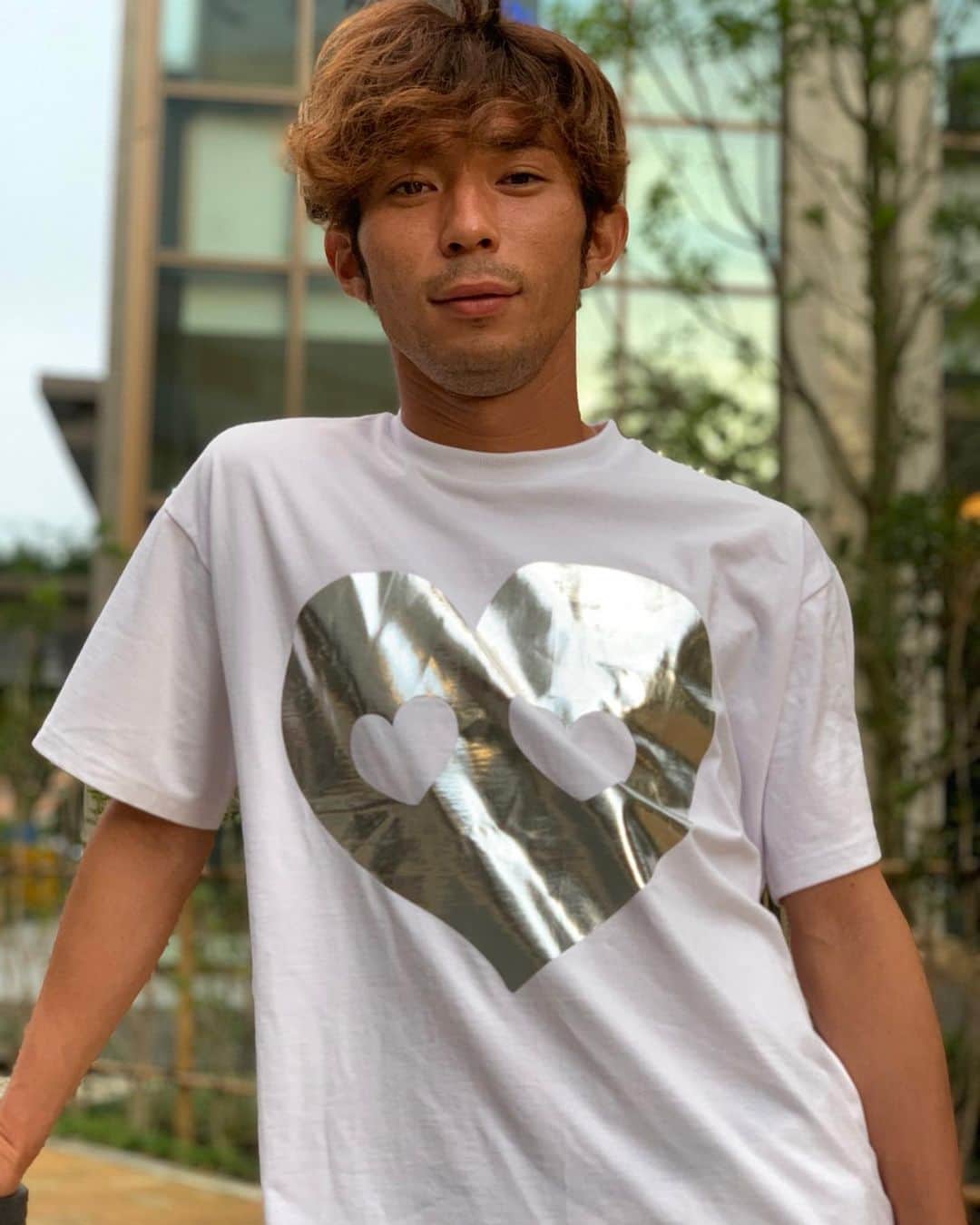 松浦拓弥のインスタグラム：「この度、友人と共にアパレルブランドを立ち上げることとなりました。  Percer  ペルシー フランス語で『限界突破』という意味です。多くのシーンで壁にぶつかることがあっても絶対に諦めない。自分の現状を打破し、新たな可能性を導き出す。Percerを纏うことで常にポジティブな気持ちになるよう想いを込めました。生地、素材にもこだわりを持ち、ハイスペックなパフォーマンスを発揮します。 また、皆様から愛されるブランドになるため、ブランドロゴを【愛＝ハート】で表現しました。  このような大変な時期に、ブランド設立の発表をさせていただくことに不安や戸惑いを感じましたが、少しでも皆様に元気を与えられるようなニュースとなるよう発表させていただくこととなりました。引き続きサッカー選手としても横浜FCに多大なる貢献ができるよう精一杯努力していきますので応援よろしくお願い致します。  公式online store https://www.percer.net/  公式Instagram @percer_japan  ※公式Instagramアカウントのプロフィール欄から 公式HPへアクセスできるようになっています。  #percer#ペルシー#percerjapan#fashion#ファッション#限界突破#松浦拓弥#横浜fc#new#新作#soccer#サッカー#jleague#jリーグ#heart#ハート#tshirt#tシャツ」