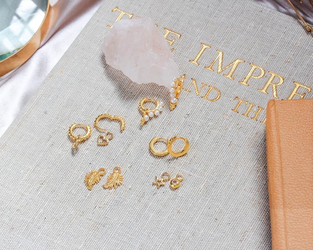 のインスタグラム：「Take a look at our new collection of Story Hoops and Charms. When the collection is this good you can't just have one...⠀⠀⠀⠀⠀⠀⠀⠀⠀ Shop our new collection now and enjoy our 'Buy One Get One Half Price’ offer, this bank holiday only!⠀⠀⠀⠀⠀⠀⠀⠀⠀ ⠀⠀⠀⠀⠀⠀⠀⠀⠀ #DowerAndHall #HuggieHoops #MadeInLondon #BritishDesign #CurratedEar #PearlJewellery」