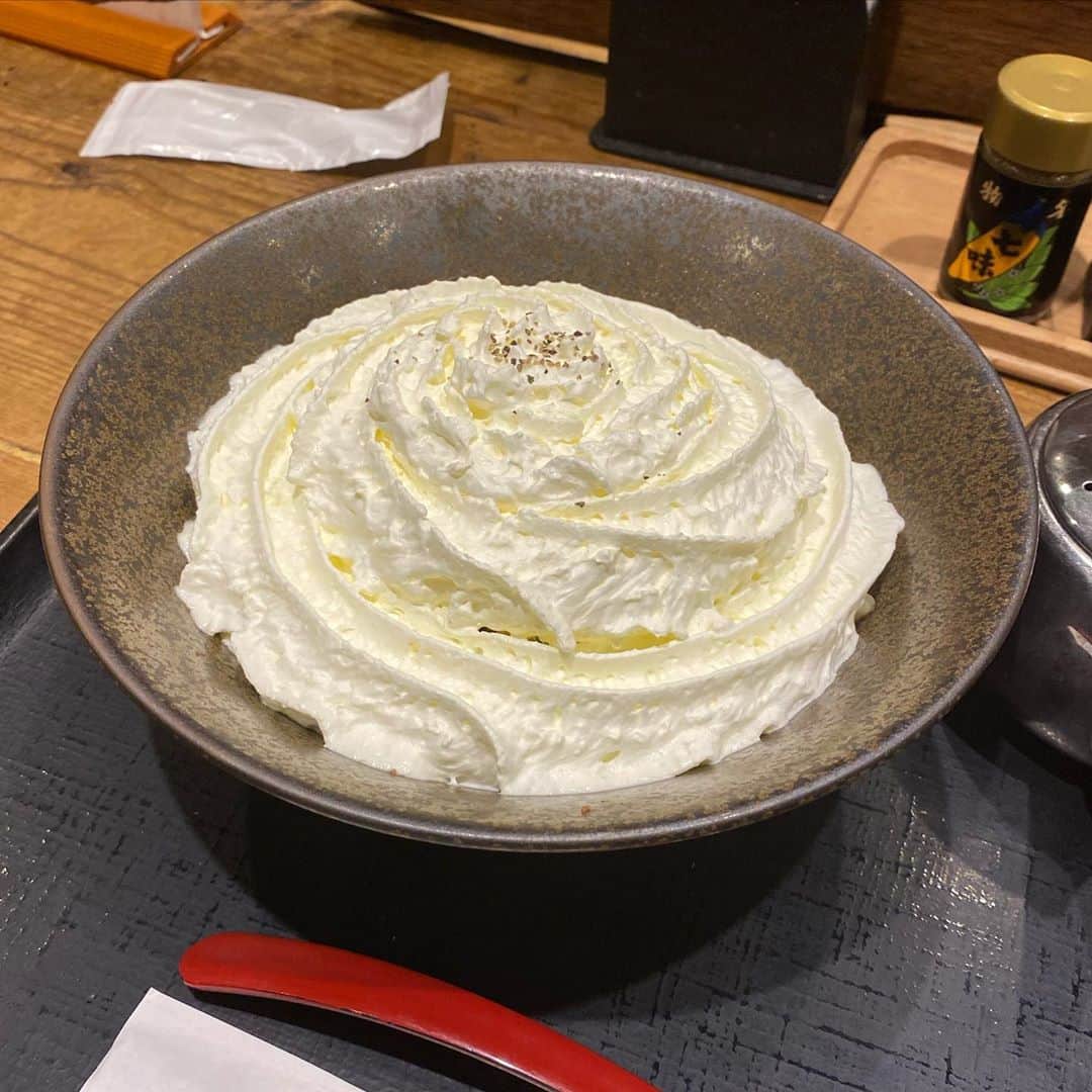 クーニンズさんのインスタグラム写真 - (クーニンズInstagram)「・ 体重71.5キロキープしてるので マネージャーに教えてもらった 山下本気うどんに来ました。  本気のうどんはクリームチーズが 明太子と絡んで乗っかってるようです。  混ぜて食べた感想は・・・  パン🥖  マジでパンかと思いました。  半分食べたらツユで割って 和風に早変わりする味が 右本格派から左の変則サイドに 代わるくらい絶妙な継投でした。  点数をつけるなら・・・  87点！ お洒落すぎて野郎ひとりでは 浮きすぎてましたので減点しました。  #うどん ＃食の旅 #おいしい店教えて」8月28日 20時00分 - qoonin