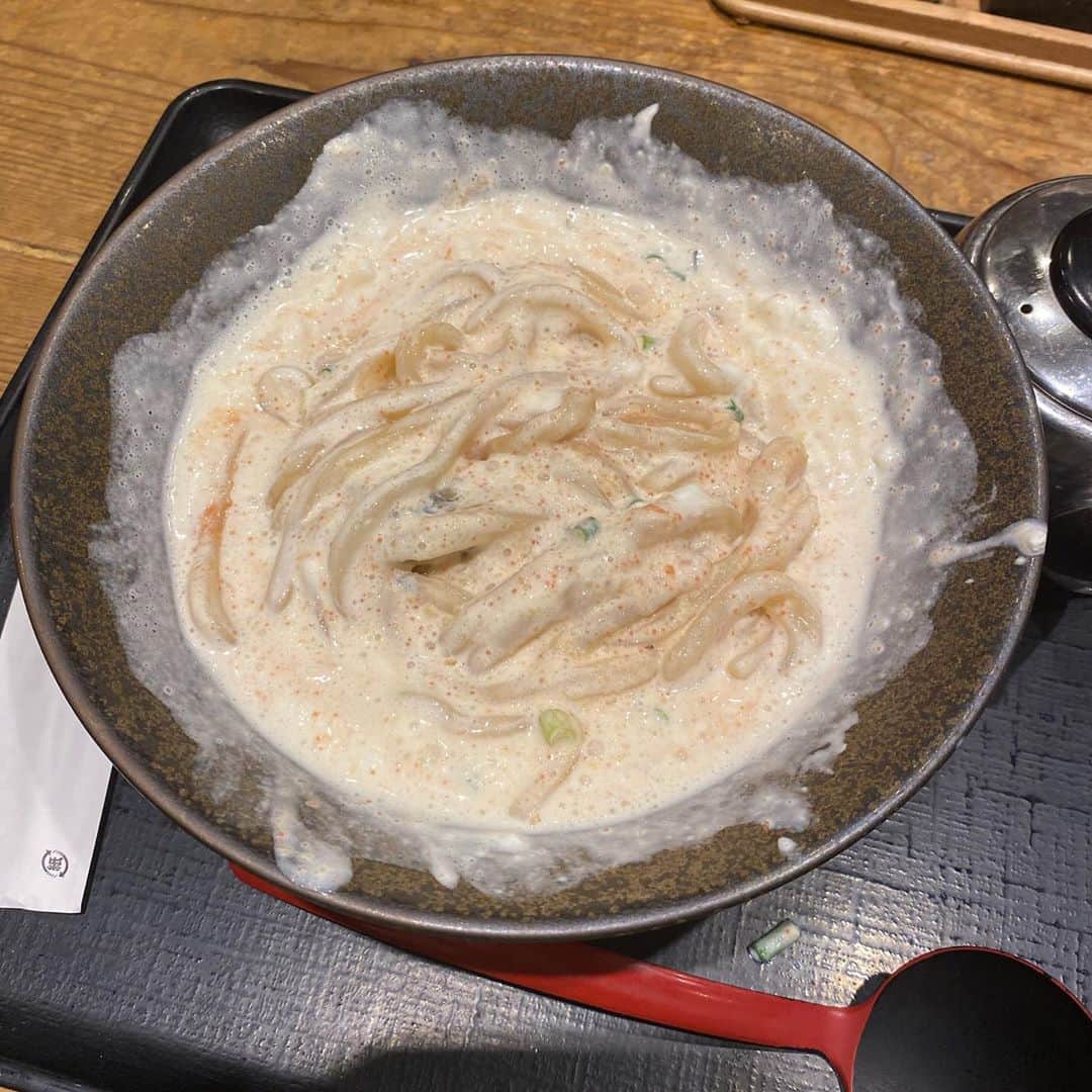 クーニンズさんのインスタグラム写真 - (クーニンズInstagram)「・ 体重71.5キロキープしてるので マネージャーに教えてもらった 山下本気うどんに来ました。  本気のうどんはクリームチーズが 明太子と絡んで乗っかってるようです。  混ぜて食べた感想は・・・  パン🥖  マジでパンかと思いました。  半分食べたらツユで割って 和風に早変わりする味が 右本格派から左の変則サイドに 代わるくらい絶妙な継投でした。  点数をつけるなら・・・  87点！ お洒落すぎて野郎ひとりでは 浮きすぎてましたので減点しました。  #うどん ＃食の旅 #おいしい店教えて」8月28日 20時00分 - qoonin