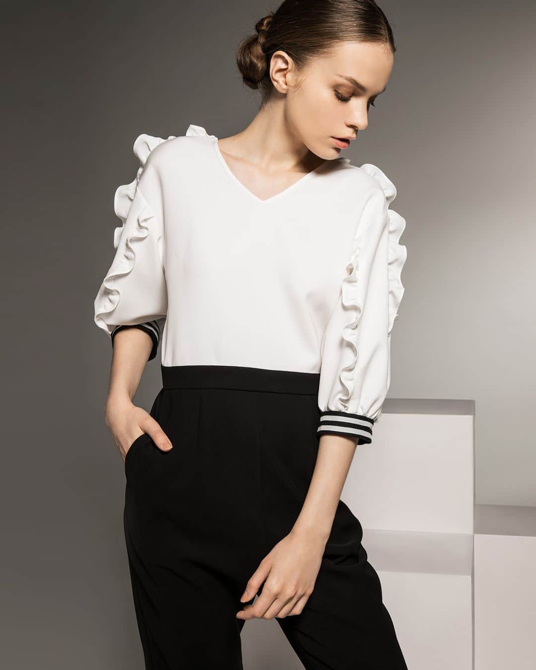 BORDERS at BALCONYのインスタグラム：「SABRINA JUMP-SUITは定番のツイル素材でデザインを表現しました。⁠ BORDERS at BALCONYのJUMP-SUITは、いわゆる「つなぎ」とは別物のシルエット。⁠ ウエスト位置はしっかりと、くびれを演出して上半身全体をすっきり見せます。⁠ ボトム部分はボーイッシュさを残す、股上がゆったりとした形。⁠ このアンバランスさが、チャーミングで快活で、女性らしさを忘れないBORDERSの描く女性像を実現します。⁠ ⁠ 肩から印象的にあしらわれたフリルディテールに、袖口のボーダーが全体の印象を引き締めます。⁠ ⁠ ⁠ ⁠ ⁠ ⁠ SABRINA JUMP-SUIT / 59,000+tax⁠ ⁠ ⁠ ⁠ ⁠ #bordersatbalcony #ボーダーズアットバルコニー #ボーダーズ #BORDERS #柴田陽子 #yokoshibata⁠ #新商品発売 #productlaunch #comingsoon#newproductalert #新商品」