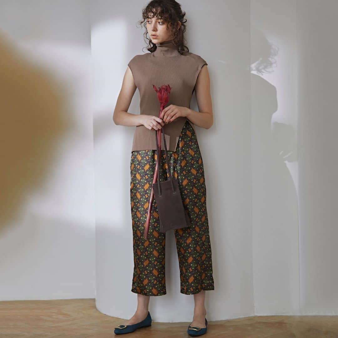 エリオポールのインスタグラム：「. AUTUMN & WINTER 2020 . KNIT [HÉLIOPÔLE] 16,000yen+tax PANTS [HÉLIOPÔLE] 18,000yen+tax BAG [JAMIRAY] 15,000yen+tax SHOES [FABIO RUSCONI] 26,000yen+tax . . . . #HELIOPOLE #エリオポール #2020aw #autumnwinter #selectshop #fashion #style」