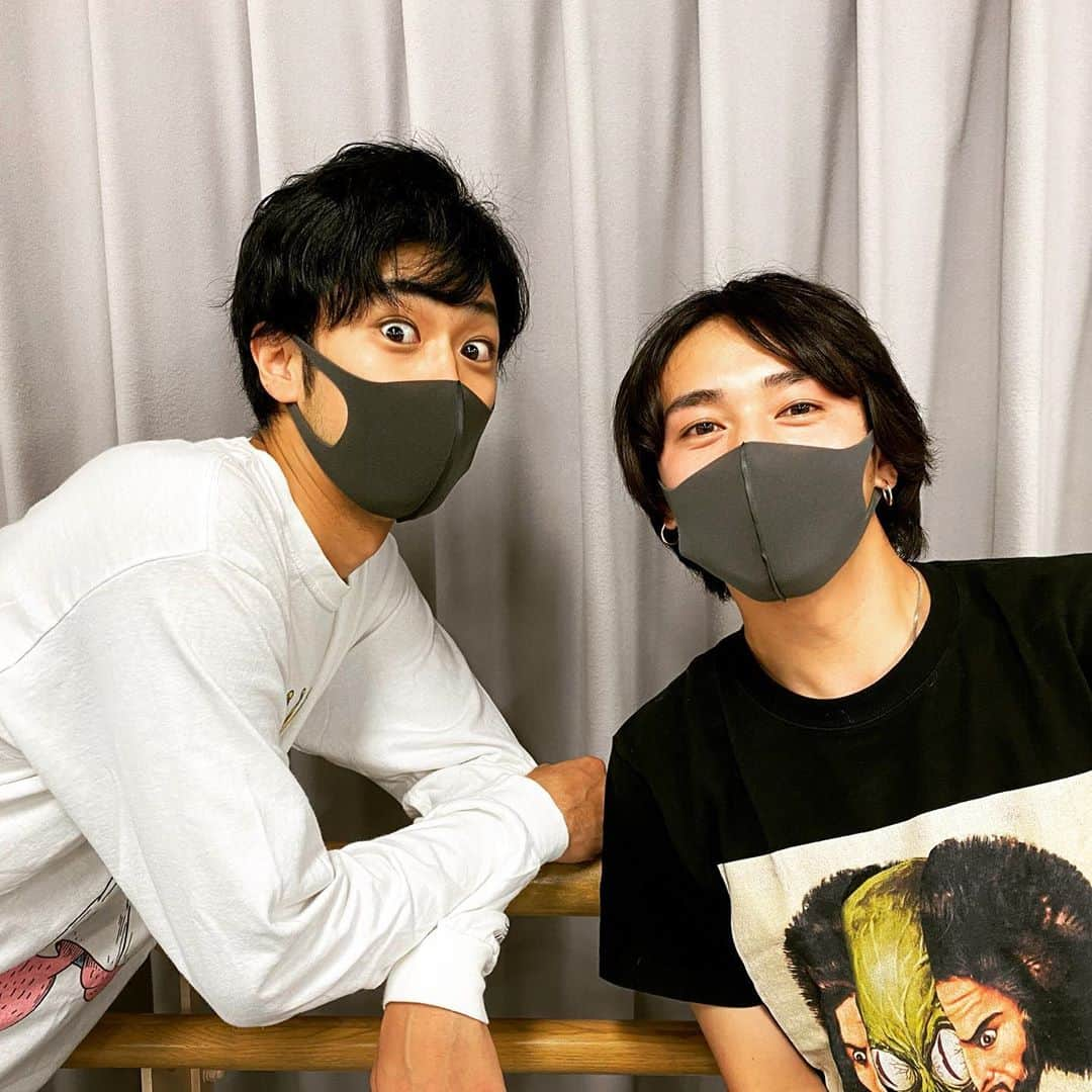 松本岳のインスタグラム：「舞台の主演、ばばりょうさんと。 ばばりょうさんとはモブサイコぶりの共演です。相変わらずかっこ優しいお兄さん🍞 タピオカカメラ、どこ見ればいいの？の図 #舞台ぼくらの七日間戦争」