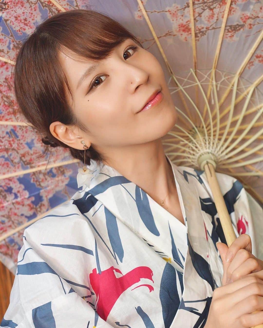 五十川ちほのインスタグラム：「浴衣着て出掛けたーーーい🥺👘 もう8月終わっちゃうよー₍₍ (̨̡ ‾᷄⌂‾᷅)̧̢ ₎₎ . 来年こそは…来年は…… . . 来年の夏は今年の分もはじけてやばくなりそう🤭www . .  #portrait_vision #portraitmodel #portrait_shots #portrait_page #japan_of_insta #japanesegirl #japaneseculture #japanesefashion #asiangirls #yukata #kimonofashion #likeforlikeback #racequeen #ringgirls #RIZINガール  #撮影モデル #ポートレートモデル  #レースクイーン #ラウンドガール #浴衣　#うなじ  #五十川ちほ #ちーころ」