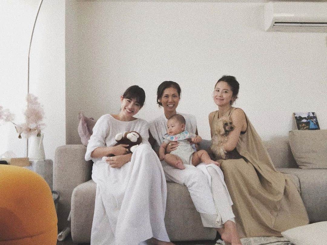 JUNNAのインスタグラム：「先日   やっと会えた🤱💕  ママになった @muramuramuracho  と kikiちゃん✨(静かで、空気を読むさすがむらちょの娘) と コロちゃん(ちゃんとカメラ目線🐶💗)  みんなでお祝いした日が遠く昔の記憶...  みんなのママであり、お姉ちゃん的存在の むらちょがリアルママに。  不思議な様で、全く違和感の無いママ姿のむらちょ  これからはkikiちゃんの面倒を見ながら 私達の面倒を見ると思うと、本当に大変🤣🐶  #ベビーシャワー」