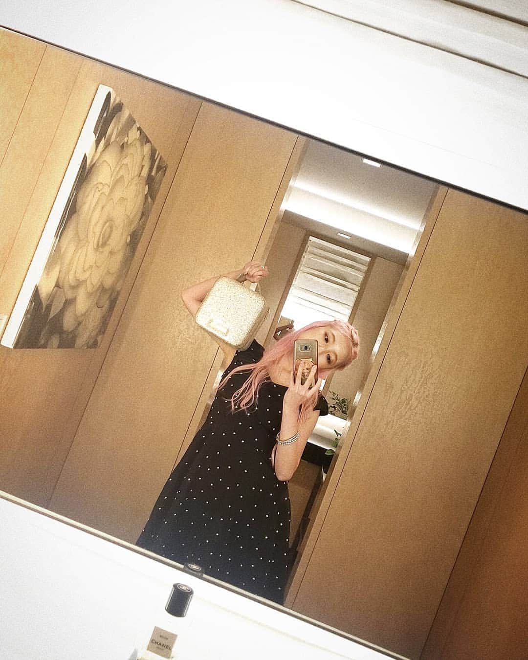 小林レイミのインスタグラム：「Good weekend💄👜👋 #jillstuart #dressup #mirrorselfie #pinkhair #blackdress」