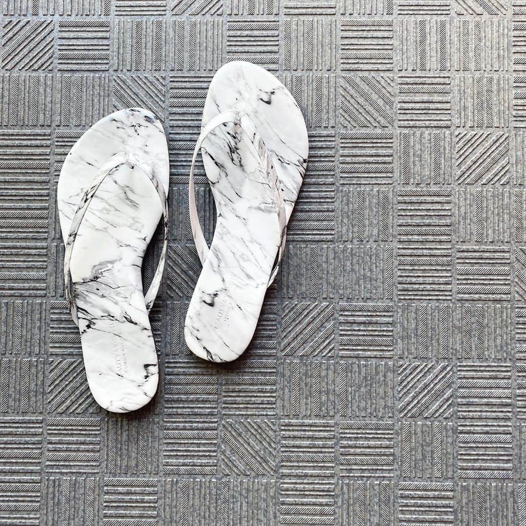 奥田紗都さんのインスタグラム写真 - (奥田紗都Instagram)「. 迷ったけどまだまだ暑いから2足目🌞（笑）﻿ 大理石みたいな柄かわいすぎ、、、🤍﻿ ﻿ ﻿ ﻿ #サンダル #sandal #ぺたんこサンダル #ぺたんこ靴 #beautyandyouth」8月28日 20時09分 - osato720