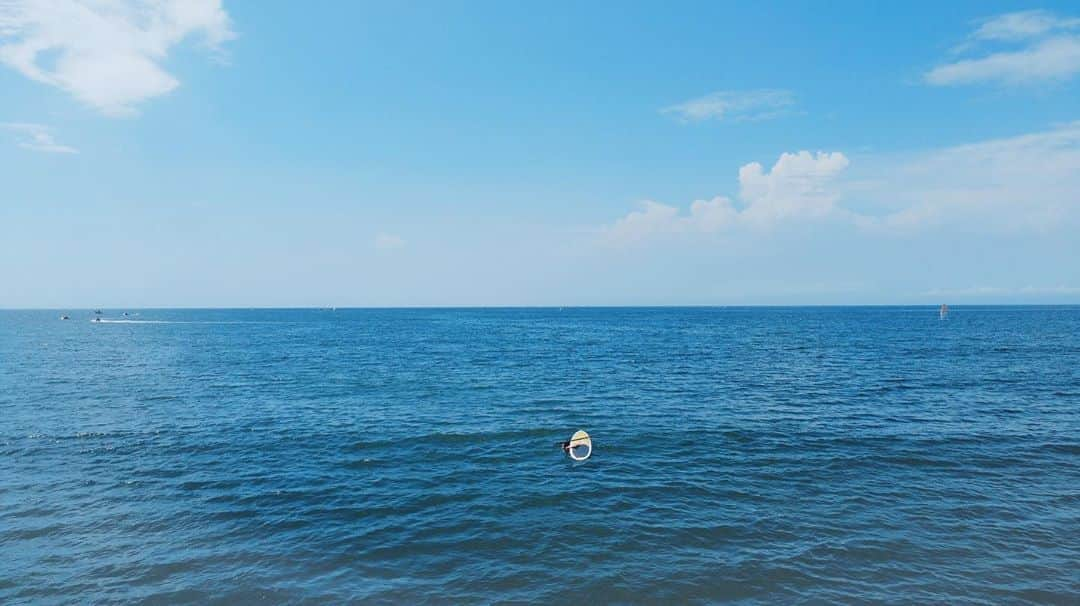 佐々木志織さんのインスタグラム写真 - (佐々木志織Instagram)「🏄‍♀️ . よく見てね 私、ちゃんといるよ！  波に立ち向かい続けて 落ちてるだけの瞬間 なのに ドローンだと様になる😹  今日は人が少なくて最高だったー🌺 .」8月28日 20時09分 - shiorio118