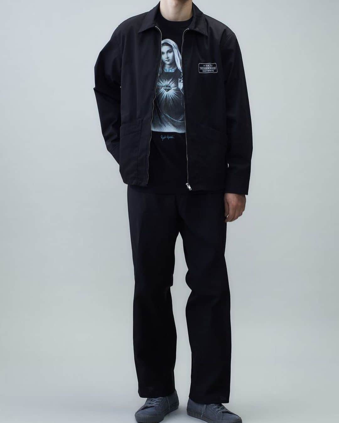 のインスタグラム：「NEIGHBORHOOD﻿ @neighborhood_official ﻿ 2020 Autumn & Winter﻿ ﻿ ﻿ ◾️ DRIZZLER / EC-JKT﻿ ¥26,400- (tax in)﻿ ﻿ ﻿ ﻿ 柔らかなTCツイルを使用したドリズラージャケット。オールシーズン着用可能な一重仕立て。左胸と背面にBAR & SHIELDロゴのプリント。﻿ ﻿ ﻿ #neighborhood #neighborhoodjapan #arknets #ark﻿ @arknets_official」