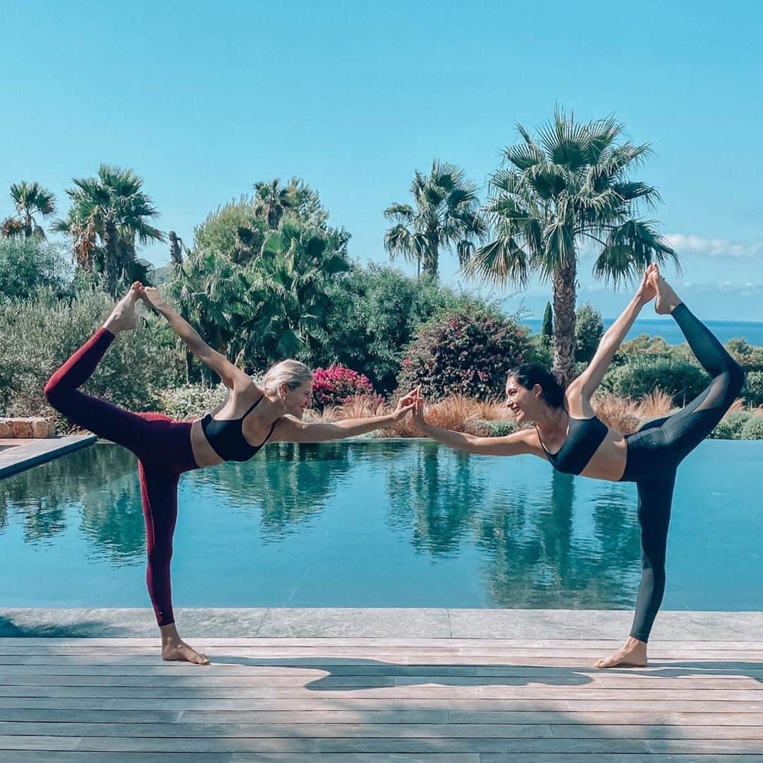 ロナウドのインスタグラム：「Lindas e alongadas! 💜💜 #namaster #yoga #nao conseguifazer #toencurtado #upgradenomeufeed #fotominha #chegade#」
