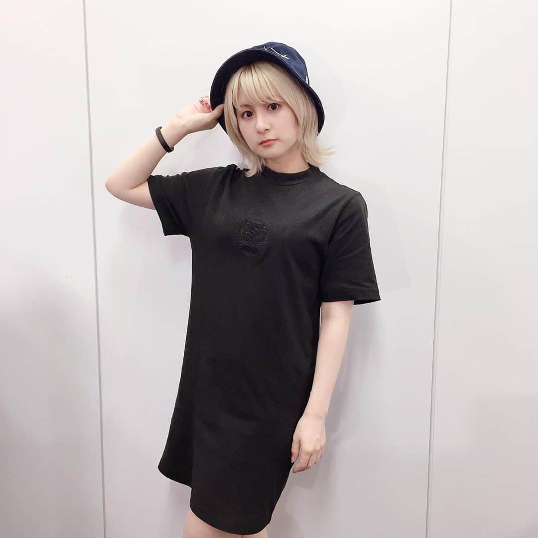 吉田有里のインスタグラム：「こないだの#こちみて の衣装▲▽ 思い出してもクレイジーな楽しい放送だったなあ。 バケハがすきです✌️  hat:yohjiyamamoto  one-piece:stussy   #よしだふく #ootd #fashion  #yohjiyamamoto #stussy」