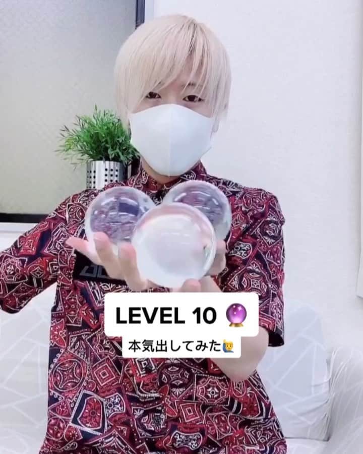 のインスタグラム：「Those who have done contact juggling should have this experience😂🔮 ∴ クリスタルやった事ある人あるある🤣💦笑 #contactjuggling #水晶 #クリスタル #棺桶ダンス #」