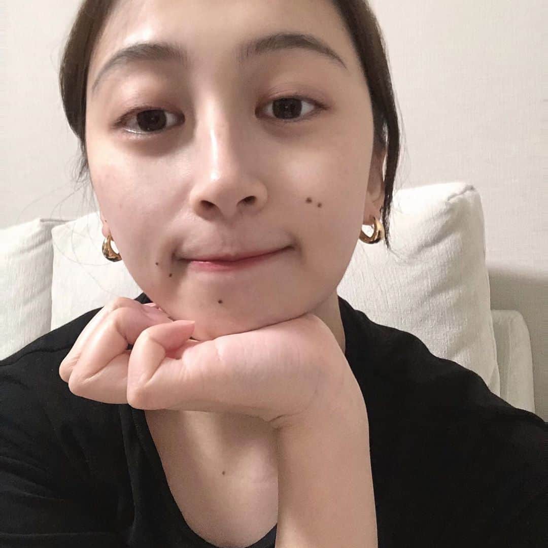 渡辺くるみのインスタグラム：「でこびかり。#暇の極み #ゴールドアクセサリー がお好き」