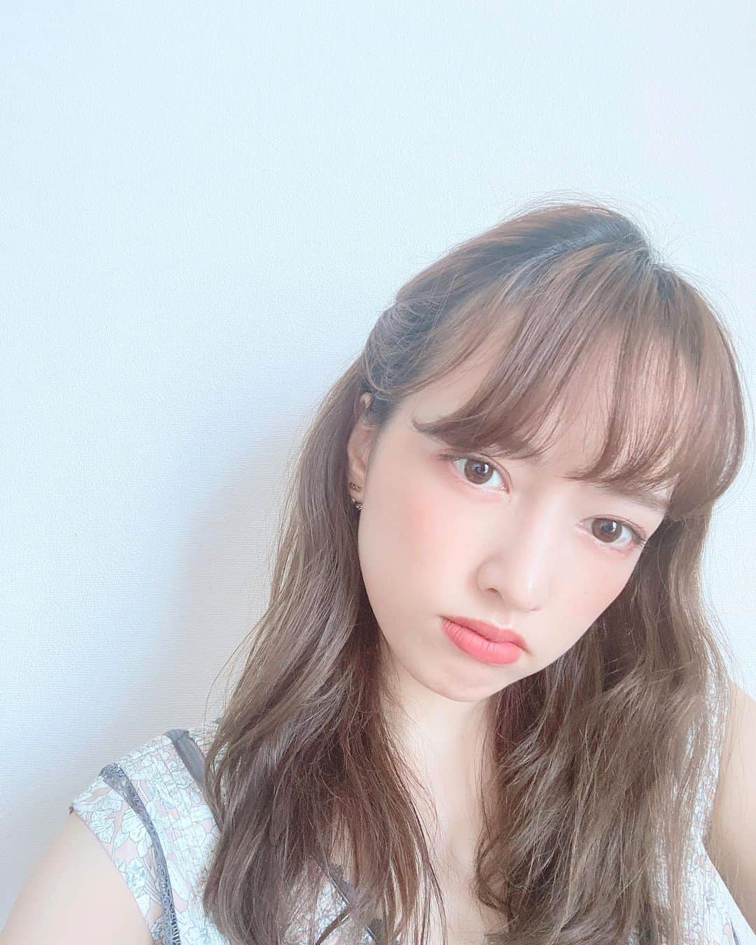 梛野里佳子さんのインスタグラム写真 - (梛野里佳子Instagram)「なんかいつもより目がシュッとして見えてお気に入りなので乱用📸  そういえばこないだ、「なぎちゃんのインスタ見てるとおしゃれすぎて料理やる気なくなる😥」って仲良い子に言われました。  いやいやいや✋と思ったけど、大抵の女子は手抜きと言いつつ完璧なご飯を作っているので信用出来ないナ？😅と思い  インスタの裏側、YouTubeに載せました。😔  きっと彼女は今日からたくさんお料理するかなと思います！😉✨  ※注意※ アラサー女のリアルすぎる食卓になります。女の子はみんなマシュマロしか食べてないと思っている男性陣はぜひスルーしてください😥💦  #毎日ごはん #YouTube #一週間献立 #夏ごはん #献立 #レシピ #料理動画   https://youtu.be/if98iqCvIW4」8月28日 20時19分 - naginorikako