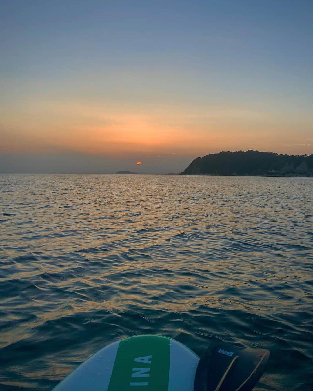 クボタマサヒコのインスタグラム：「🏄‍♂️ #sunset #enoshima #sup」
