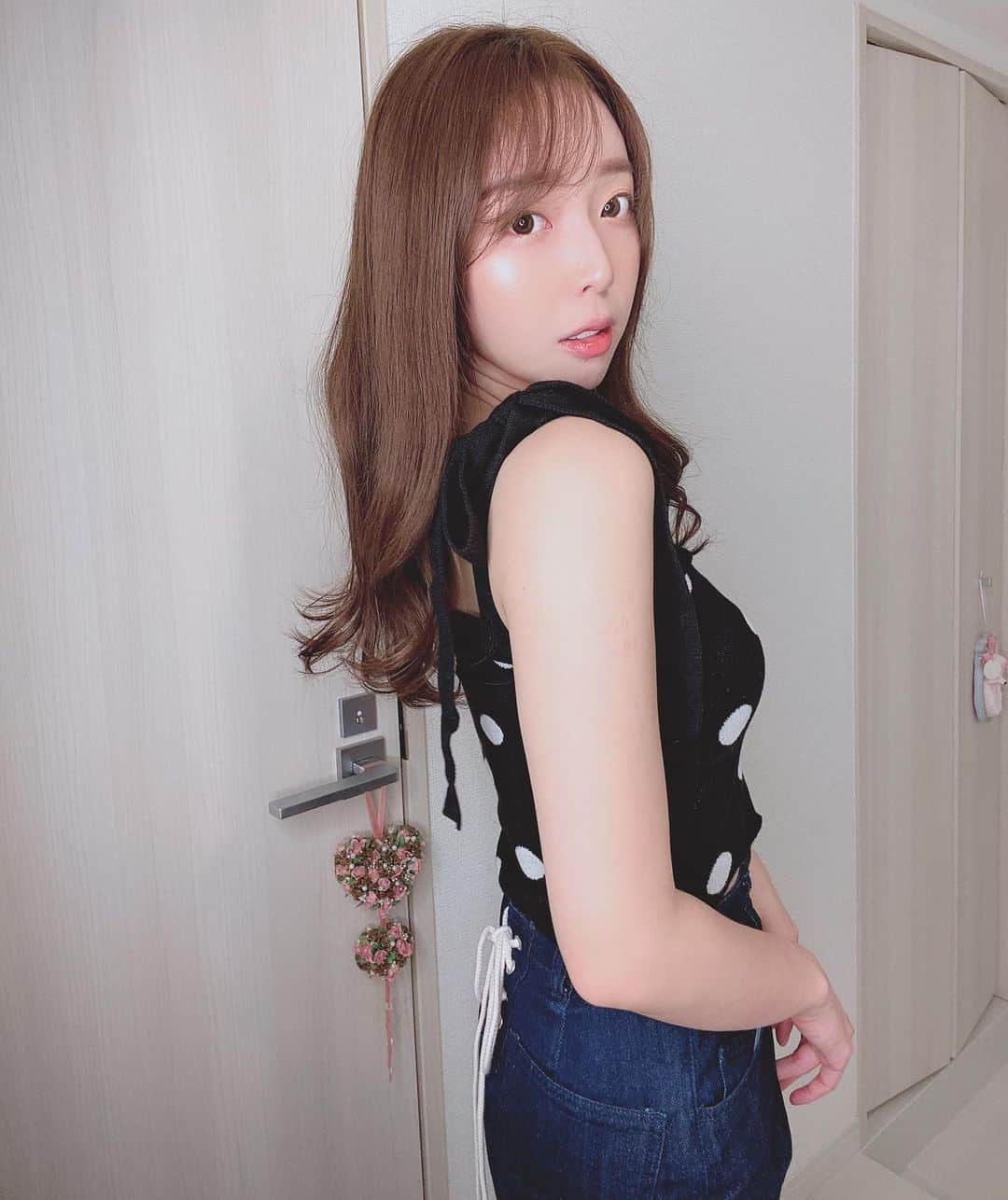 みゅうみゅうのインスタグラム：「. . . . 最近ピースポーズも多いけどこのアングルの写真も多いね。笑 . 盛れる顔のアングルでばっかり写真撮ってしまう⸜( ⌓̈ )⸝ . すみませぬ。。 . . #いつも同じアングル #すみません #でも #盛れた #mewmew」