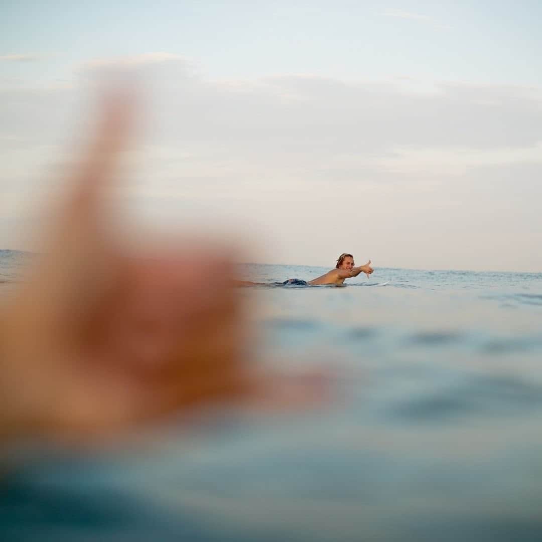 ビラボンのインスタグラム：「Shaka and awe with @finn_mcgill   Happy weekend!  #KnowTheFeeling」