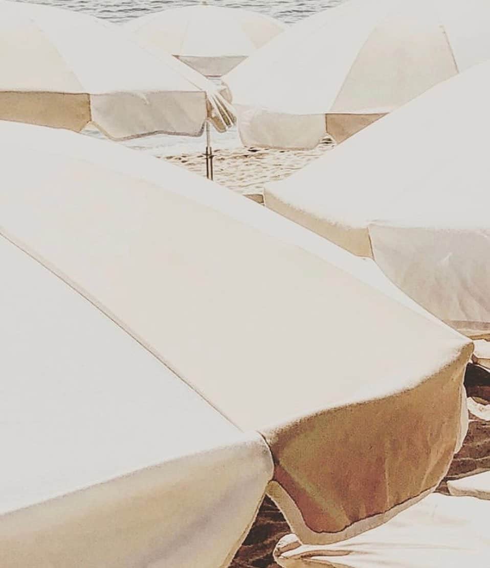 エステルデヴェのインスタグラム：「Back in the London rain but my heart is still in the Italian sunshine ⠀ Image Via @lejournaille」