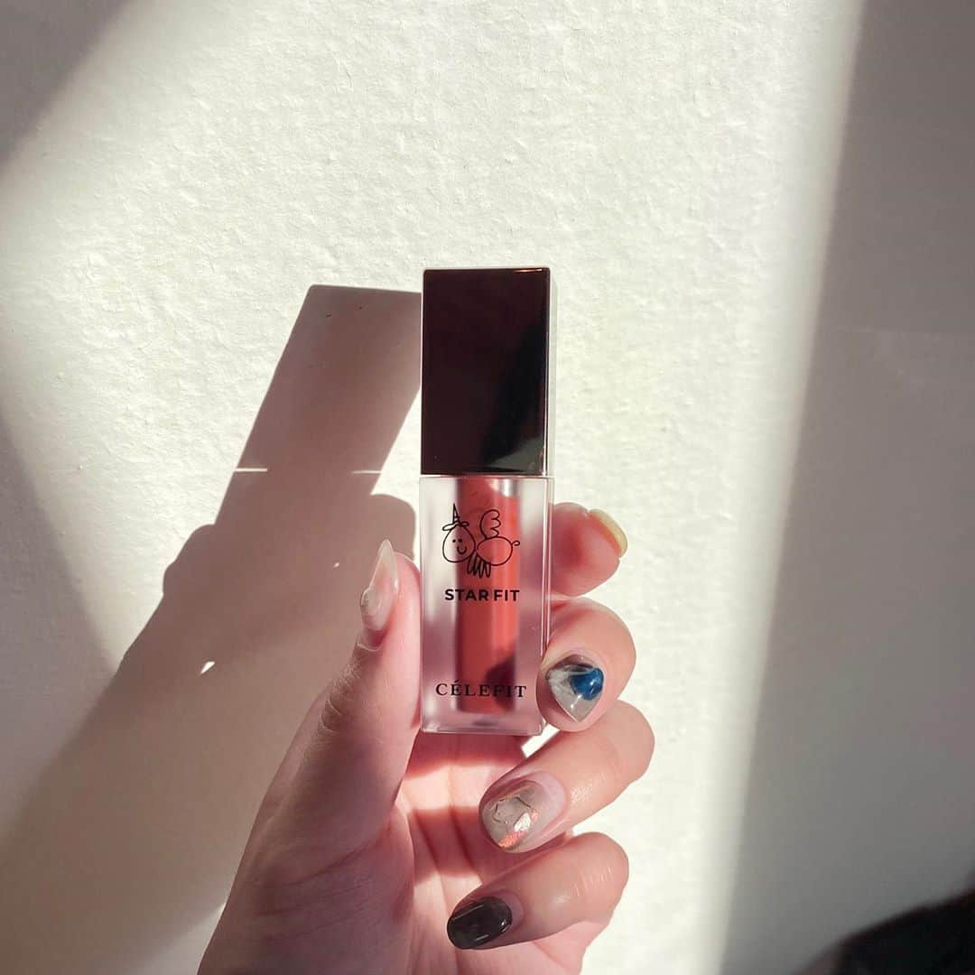 大野真昂のインスタグラム：「☺︎ ・ マスクに付かないリップティント👍🏻💄 ブラウンぽい４番がお気に入り。 ・ 9/1~9/10メガ割期間の間、このスターフィットリップティントを購入すると、マイボトルプレゼントのイベントがあるって〜♡ ・ #lipstick #tint #リップ #ティントリップ  #スターフィットリップティント #リップティント」