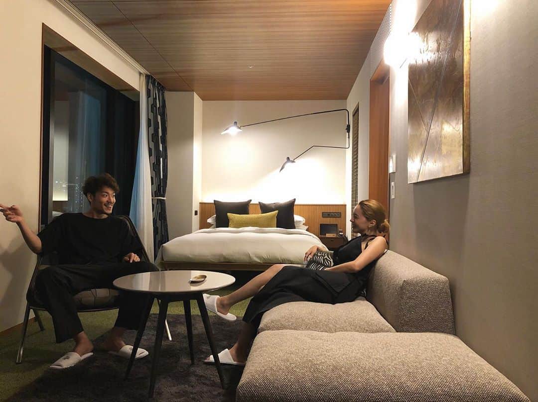 ステファニーのインスタグラム：「🌃🌙🍷❤️ 外苑前の旧ベルコモンズの跡地がホテルになったのは みんな知ってるかな？？ 昔からあるものがなくなるのは少し寂しかったけど こんなにも素敵なホテルができていたなんて！ 東京に生まれて東京で住んでいると、お食事はしても なかなか近くのホテルにお泊まりすることが 多くは無いのですが、たまにはこうして素敵なホテルにお泊まりするって気分がいいよねっ。 モダンなお部屋は贅沢気分になれるし、中に入っているご飯屋さんもとても良いお店ばかりでした。 こちらに載せたのは夜ご飯に行った "SHIKAKU"と言うお店。 創作和食が美味しくて、目の前で調理している姿を 見られるのもなんだか楽しかった！ (写真よりもう少し食べてますw) ゆっくりお風呂に入って、 普段はお酒をそこまで飲まない私達だけど、 たまには二人で飲んでお話しして… (結局お笑いばっかり見てたんだけどねw) とっても素敵な夜でした。 他のお店も行ってみたいし、また、来たいなぁ〜。 続きはまた明日。」
