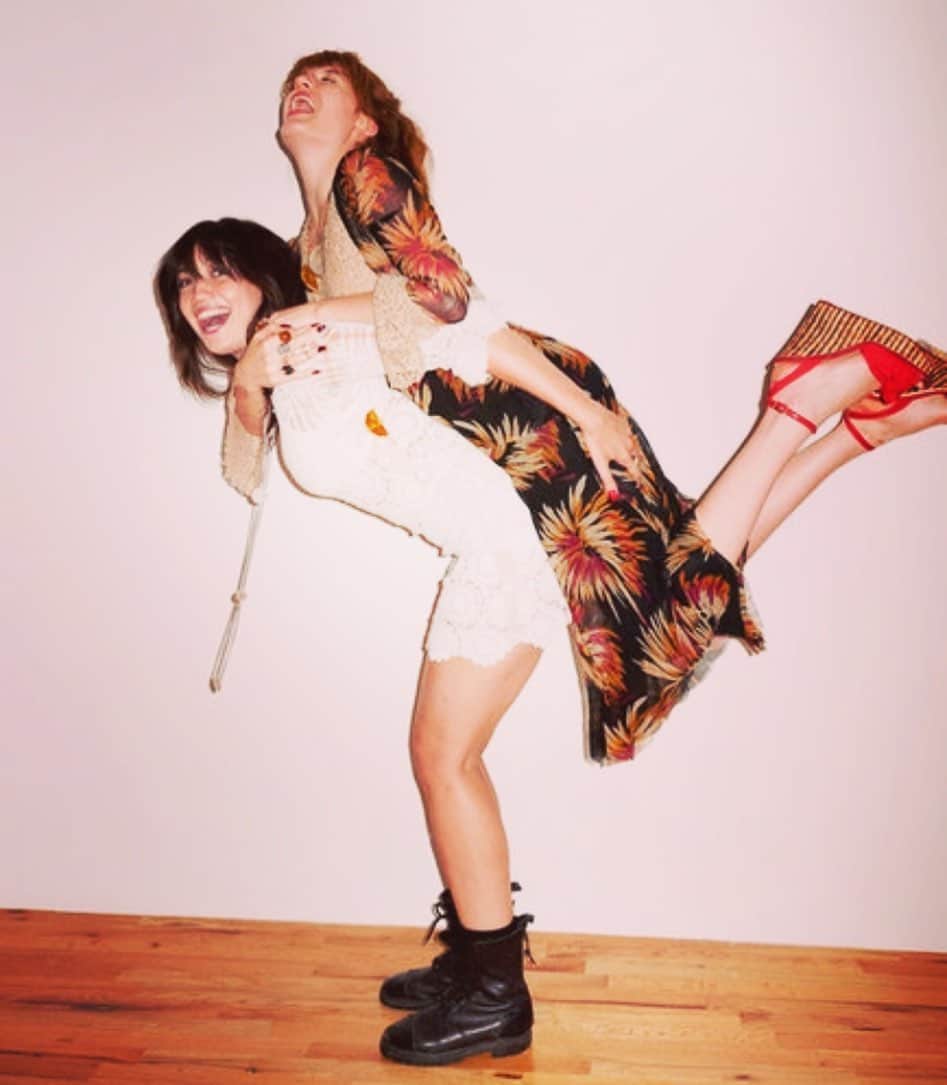 デイジー・ロウのインスタグラム：「Happiest birthday to you @florence you are the ultimate firecracker. Thank you for shining your light on this planet for another year today. My love, you deserve the brightest new year. I love you with all my heart and soul ♥️🎂♥️」
