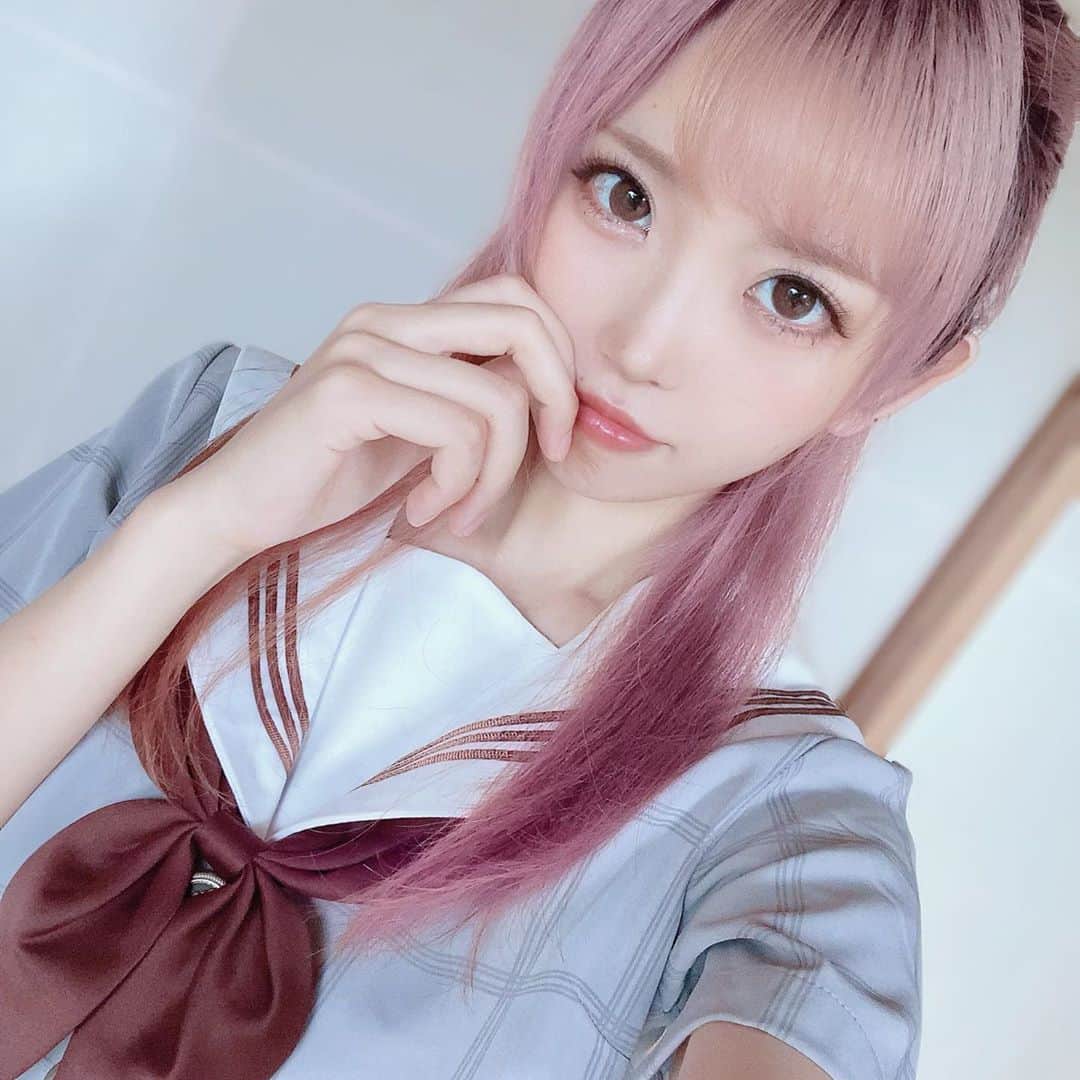 甘栗いるふのインスタグラム：「せいふく♡  #制服 #コスプレ #cosplay #派手髪 #セーラー服」