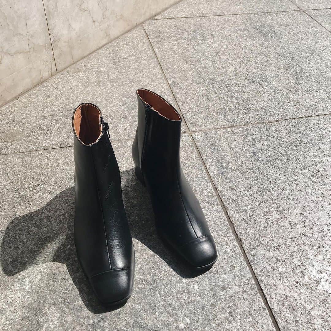 TIENS ecouteのインスタグラム：「【New Arrival】﻿ ﻿ ﻿ 今季も注目のスクエアトゥーのショートブーツ。﻿ つま先の切り替えデザインが洗練されたポイント❤︎﻿ 滑らかな上質な牛革を使用した高級感のあるブーツです。﻿ ワイドパンツやロング丈のボトムにオススメ！﻿ ﻿ つま先の裏地にはサーモトロンという蓄熱保温素材を使用しており、寒い季節に最適のブーツ﻿です！﻿ ﻿ Shoes ¥24,000+tax」
