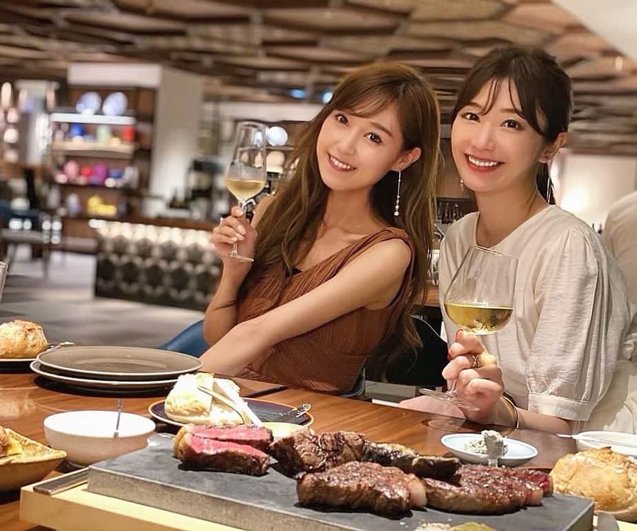 のインスタグラム：「. ホテルインディゴ箱根強羅つづき✨ @hotelindigohakonegora  . 楽しみにしていたディナーでは、ホテル10キロ圏内で生産されている様々なローカル食材が楽しめました😍 コースもあったけど、私たちは好きなものシェアしたくてアラカルトに🤗 . 地元の業者から仕入れる牛肉や小田原の市場から届く新鮮なシーフードは薪のオープングリルでじっくりと調理されてとっても美味しかった💕😋 あとパンと一緒についてくるトリュフと生のりのバターが好みで、止まらなくなってつい食べすぎちゃいました☺️ . 美味しいお料理をいただきながらみんなでゆっくりお話できて良い思い出〜😊✨ . . .  #HotelIndigoHakone #ホテルインディゴ箱根強羅 #絶景 #温泉 #たびじょ #家族旅行 #旅好き #露天風呂 #宿 #トラベル #温泉旅行 #温泉 #箱根 #箱根温泉 #箱根旅行 #温泉好き #貸切風呂 #天然温泉 #女子旅 #japantrip #japantravel #instatravel #visitjapan #travelgram #onsen #tokyo」