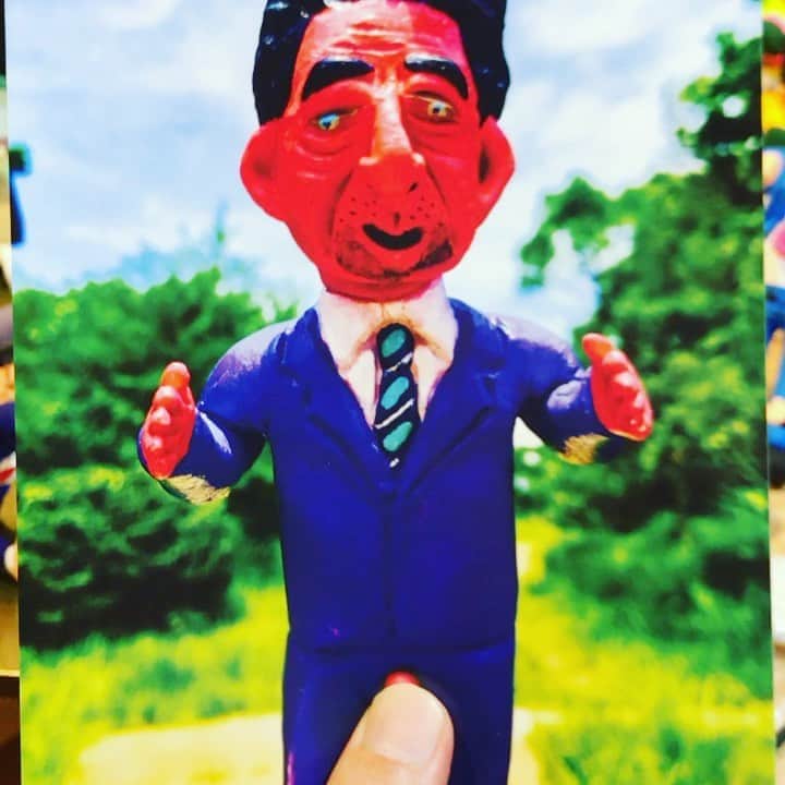 デハラユキノリのインスタグラム：「安倍さん作ってる最中に辞任のニュース。 とにかく完成させます。 個展『代表者展』 モグラグギャラリーにて9/5〜 #mograggallery  #deharayukinori #abe  #代表者展 #99人のABE」