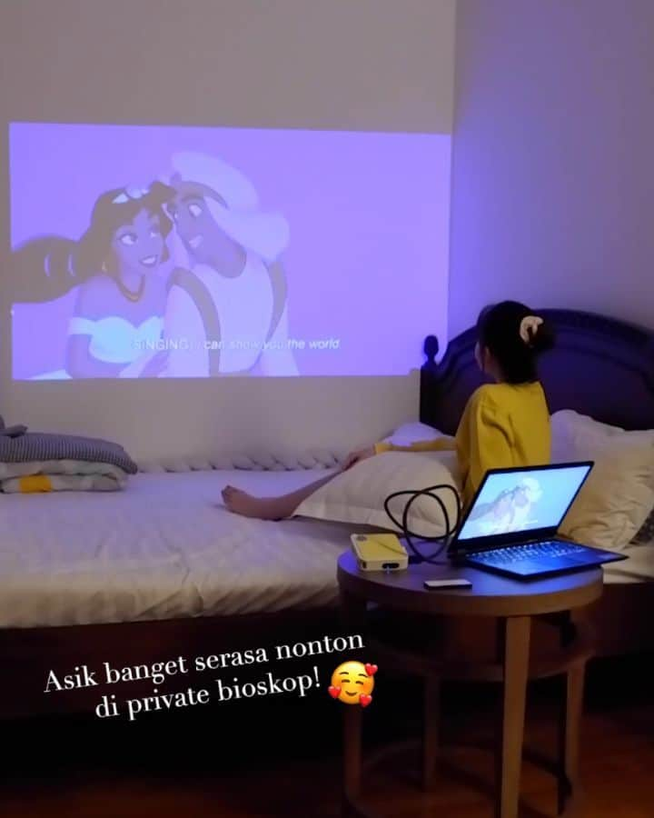 エリッサ・ヤマダのインスタグラム：「Taking Netflix&Chill to a whole new l̶e̶v̶e̶l̶ world with M1 Mini Projector 🤩✨  Its portable size makes it convenient to use any time, anywhere (even as a travel companion), and the Smart Stand allows you to project movies or images onto any walls—even your ceiling! Jadi mau nonton di living room sambil duduk bisa, di bathroom sambil mandi bisa, di kasur sambil rebahan juga bisaaa 💃  Watch my video to see the quality of the projection and its built-in JBL speaker, how easy it is to set up, and how thrilled @jessbebes are with their very first&short cinematic experience at home 😍  Yang penasaran bisa langsung cek ViewSonic Official Shop di Shopee & Blibli yaa buat info selengkapnya! Thank you @viewsonicindonesia udah ngurangin rasa kangen nonton bioskop ☺♥️ _ #NontonCaraGue #ViewSonicProjector #m1mini #netflix #netflixandchill #homecinema #dirumahaja #quarantinelife #awholenewworld #kaumrebahan」