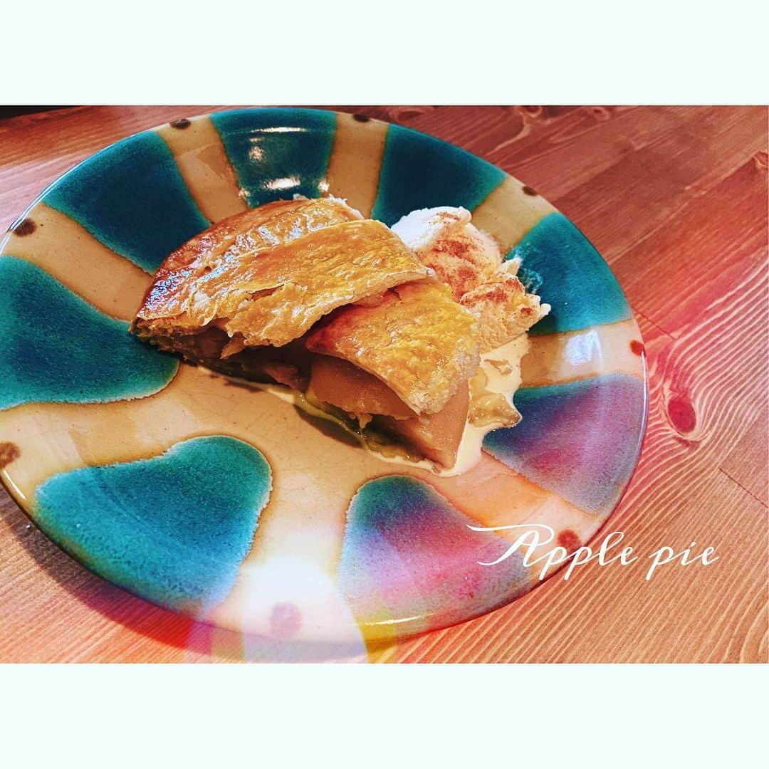 寺崎裕香のインスタグラム：「Apple pie....🍎  ＊＊＊＊＊＊＊＊＊＊＊＊＊  焼き立てアップルパイが食べたくて 「おうちでアップルパイ」 という手作りセットを買ってみた♪  りんご煮込んだりパイ生地作ったり 一から作るよりは全然簡単で楽ちんだったけど、パイ生地伸ばすのがなかなか難しかった！けど、めっちゃ楽しかったー！！！  バニラアイスとシナモンパウダーを添えて🍎  美味しゅうございました♪♪  次は何の焼き立てに挑戦しようかなー(*^^*) お菓子は焼いてる時の甘い香りが部屋に充満するのが好き〜♪」