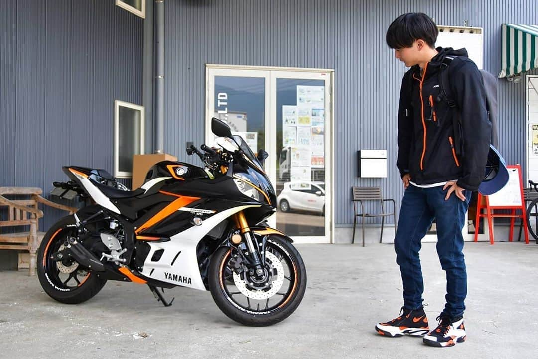 ヤマハ バイクさんのインスタグラム写真 - (ヤマハ バイクInstagram)「YZF-R3/R25デザインコンペティション最優秀デザイン賞作品「TYPE EMPEROR」、ついに完成しました！✨﻿ ﻿ 2020年3月25日にスタートした「YZF-R3/R25デザインコンペティション」。応募総数326通の中から最優秀デザイン賞に輝いた作品を再現した"世界に1台のオリジナルカウル"が完成し、先日、授与式を行いました。﻿ ﻿ 最優秀デザイン賞に輝かれたのは福岡県在住・れつなさんの「TYPE EMPEROR」。黒×白×オレンジの配色が絶妙で、コウテイペンギンをモチーフにデザインを考えたそうです🐧﻿ 最終選考で、Web投票いただいた方も"皇帝"の名に相応しい気品あふれるデザインに魅了されたのではないでしょうか。﻿ ﻿ そして、れつなさんは、なんとYZF-R3のオーナーさんであったこともあり、イラストを再現したカウルをご自身の愛車に装着していただきました！﻿ ﻿ れつなさん談：﻿ 「（実車に対面してみて）デザインしながら自分が思い描いていたことが、本当に細かい所まで形になっていました。デザイン画では平面でしか見れなかったものが、実車では色々な角度から見ることができ、いい意味で自分が意図していなかったように見えるところがあったりして、すごく新鮮な気分です。﻿ 普段イラストを描いたりする仕事に携わっていますが、自分が描いたキャラクターがフィギュア化されたみたいな感じです。実際にそんな経験はないんですけれど（笑）。今回のオリジナルカウルに合わせ、自分で細部をカスタムしていたのですが、そういうところがうまくマッチしていて良かった。完成度は120点です（笑）」と大満足なご様子でした。﻿ ﻿ 黒い頭にくちばしのオレンジ、そして首元の黄色いグラデーションと、タンクの配色は、まさにコウテイペンギンの顔そのもの！さらに、れつなさんは事前に、スライダーやホイールリムにレバーを「TYPE EMPEROR」に合わせたカラーにカスタムされており、車体全体の完成度がグッと上がっています。﻿ ﻿ れつなさん、このたびは最優秀デザイン賞受賞、本当におめでとうございました✨﻿ また、YZF-R3/R25デザインコンペティションにご応募、ご投票いただきましたみなさま、ありがとうございました！﻿ ﻿ #YAMAHAが美しい #YZFR3 #YZFR25 #yamahayzfr3 #yamahayzf25 #yamahayzfseries #デザインコンペ #typeemperor #コウテイペンギン ﻿#ペンギンカウル #penguinmoto」8月28日 20時40分 - yamaha_bike