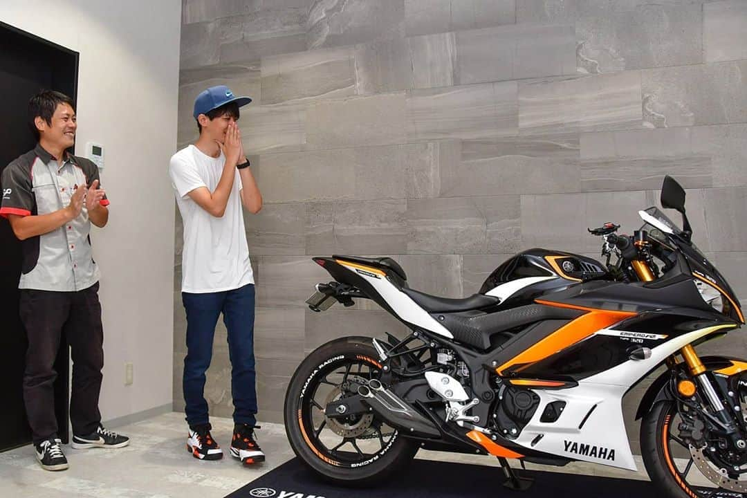 ヤマハ バイクさんのインスタグラム写真 - (ヤマハ バイクInstagram)「YZF-R3/R25デザインコンペティション最優秀デザイン賞作品「TYPE EMPEROR」、ついに完成しました！✨﻿ ﻿ 2020年3月25日にスタートした「YZF-R3/R25デザインコンペティション」。応募総数326通の中から最優秀デザイン賞に輝いた作品を再現した"世界に1台のオリジナルカウル"が完成し、先日、授与式を行いました。﻿ ﻿ 最優秀デザイン賞に輝かれたのは福岡県在住・れつなさんの「TYPE EMPEROR」。黒×白×オレンジの配色が絶妙で、コウテイペンギンをモチーフにデザインを考えたそうです🐧﻿ 最終選考で、Web投票いただいた方も"皇帝"の名に相応しい気品あふれるデザインに魅了されたのではないでしょうか。﻿ ﻿ そして、れつなさんは、なんとYZF-R3のオーナーさんであったこともあり、イラストを再現したカウルをご自身の愛車に装着していただきました！﻿ ﻿ れつなさん談：﻿ 「（実車に対面してみて）デザインしながら自分が思い描いていたことが、本当に細かい所まで形になっていました。デザイン画では平面でしか見れなかったものが、実車では色々な角度から見ることができ、いい意味で自分が意図していなかったように見えるところがあったりして、すごく新鮮な気分です。﻿ 普段イラストを描いたりする仕事に携わっていますが、自分が描いたキャラクターがフィギュア化されたみたいな感じです。実際にそんな経験はないんですけれど（笑）。今回のオリジナルカウルに合わせ、自分で細部をカスタムしていたのですが、そういうところがうまくマッチしていて良かった。完成度は120点です（笑）」と大満足なご様子でした。﻿ ﻿ 黒い頭にくちばしのオレンジ、そして首元の黄色いグラデーションと、タンクの配色は、まさにコウテイペンギンの顔そのもの！さらに、れつなさんは事前に、スライダーやホイールリムにレバーを「TYPE EMPEROR」に合わせたカラーにカスタムされており、車体全体の完成度がグッと上がっています。﻿ ﻿ れつなさん、このたびは最優秀デザイン賞受賞、本当におめでとうございました✨﻿ また、YZF-R3/R25デザインコンペティションにご応募、ご投票いただきましたみなさま、ありがとうございました！﻿ ﻿ #YAMAHAが美しい #YZFR3 #YZFR25 #yamahayzfr3 #yamahayzf25 #yamahayzfseries #デザインコンペ #typeemperor #コウテイペンギン ﻿#ペンギンカウル #penguinmoto」8月28日 20時40分 - yamaha_bike