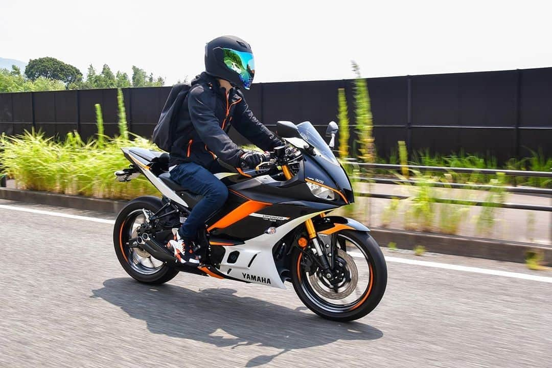 ヤマハ バイクさんのインスタグラム写真 - (ヤマハ バイクInstagram)「YZF-R3/R25デザインコンペティション最優秀デザイン賞作品「TYPE EMPEROR」、ついに完成しました！✨﻿ ﻿ 2020年3月25日にスタートした「YZF-R3/R25デザインコンペティション」。応募総数326通の中から最優秀デザイン賞に輝いた作品を再現した"世界に1台のオリジナルカウル"が完成し、先日、授与式を行いました。﻿ ﻿ 最優秀デザイン賞に輝かれたのは福岡県在住・れつなさんの「TYPE EMPEROR」。黒×白×オレンジの配色が絶妙で、コウテイペンギンをモチーフにデザインを考えたそうです🐧﻿ 最終選考で、Web投票いただいた方も"皇帝"の名に相応しい気品あふれるデザインに魅了されたのではないでしょうか。﻿ ﻿ そして、れつなさんは、なんとYZF-R3のオーナーさんであったこともあり、イラストを再現したカウルをご自身の愛車に装着していただきました！﻿ ﻿ れつなさん談：﻿ 「（実車に対面してみて）デザインしながら自分が思い描いていたことが、本当に細かい所まで形になっていました。デザイン画では平面でしか見れなかったものが、実車では色々な角度から見ることができ、いい意味で自分が意図していなかったように見えるところがあったりして、すごく新鮮な気分です。﻿ 普段イラストを描いたりする仕事に携わっていますが、自分が描いたキャラクターがフィギュア化されたみたいな感じです。実際にそんな経験はないんですけれど（笑）。今回のオリジナルカウルに合わせ、自分で細部をカスタムしていたのですが、そういうところがうまくマッチしていて良かった。完成度は120点です（笑）」と大満足なご様子でした。﻿ ﻿ 黒い頭にくちばしのオレンジ、そして首元の黄色いグラデーションと、タンクの配色は、まさにコウテイペンギンの顔そのもの！さらに、れつなさんは事前に、スライダーやホイールリムにレバーを「TYPE EMPEROR」に合わせたカラーにカスタムされており、車体全体の完成度がグッと上がっています。﻿ ﻿ れつなさん、このたびは最優秀デザイン賞受賞、本当におめでとうございました✨﻿ また、YZF-R3/R25デザインコンペティションにご応募、ご投票いただきましたみなさま、ありがとうございました！﻿ ﻿ #YAMAHAが美しい #YZFR3 #YZFR25 #yamahayzfr3 #yamahayzf25 #yamahayzfseries #デザインコンペ #typeemperor #コウテイペンギン ﻿#ペンギンカウル #penguinmoto」8月28日 20時40分 - yamaha_bike