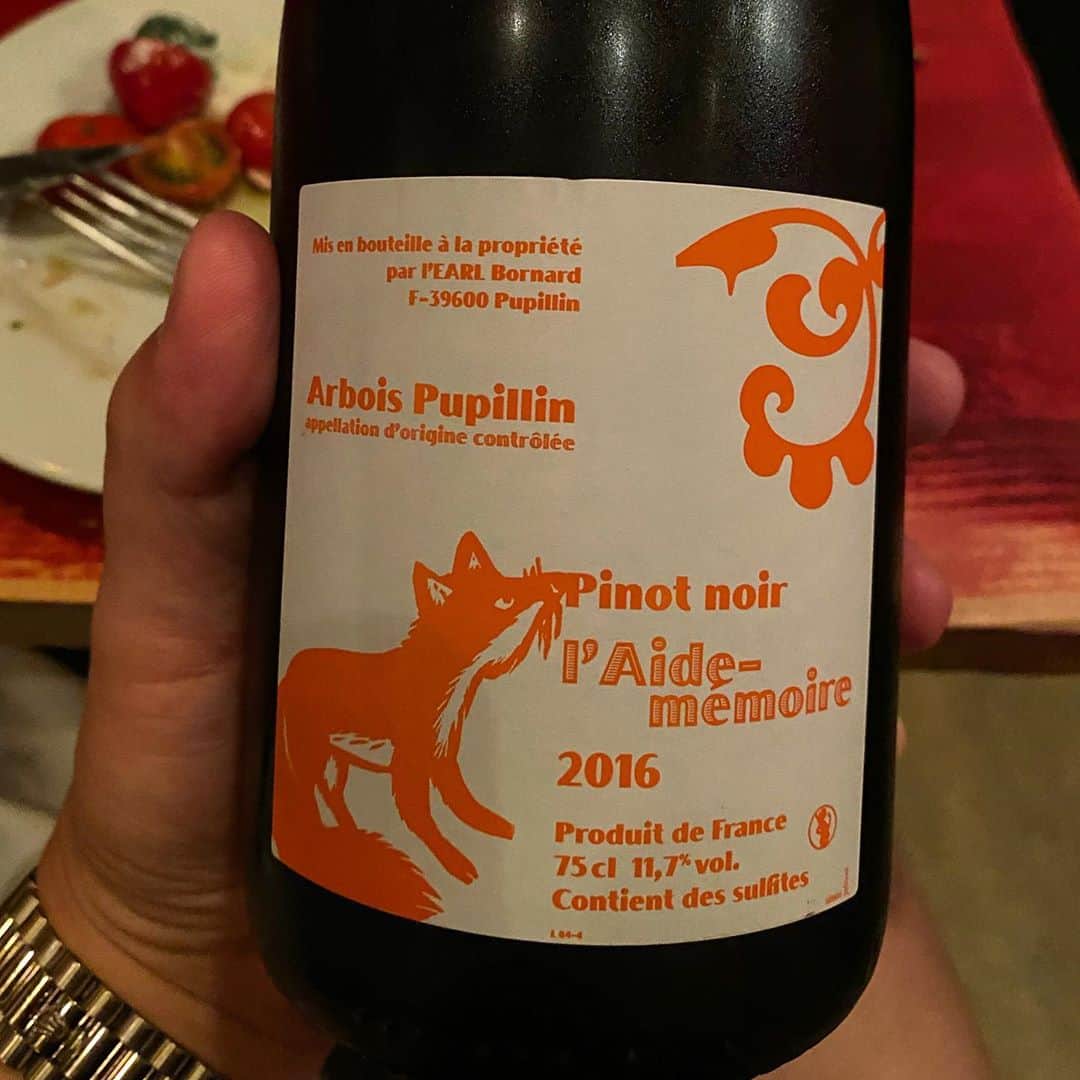 のインスタグラム：「somebody knows where i can find this pinot noir fox🦊 #arboispupillin #philippebornard ?!」