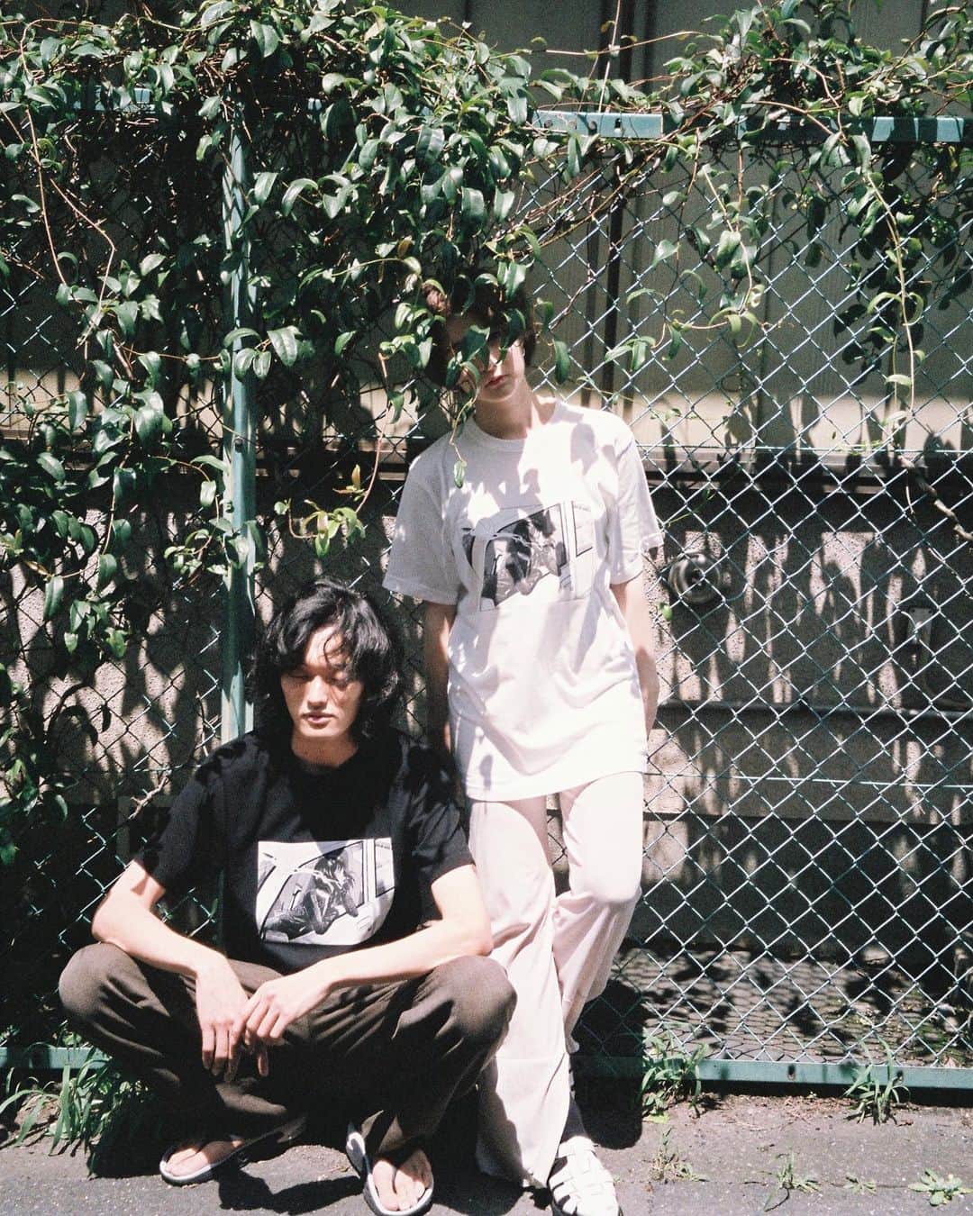 大原海輝のインスタグラム：「コラボシリーズ開幕します☾☾☾  ごめんさんとのコラボ「 Until then 」是非、見てください。  『いつか絶対に一緒に作品を作ろうと話した友人』だったり、 『漠然と何かやりたいと言っていた話』 に"きっかけ"や"意味″を作ってしまおうと思います。( ein )で始めた事を次に繋げます〜  これからをお楽しみに！ For @ein_i_am   Design : @gomendayo0  Photo& Producer : @umichan1015  Hair&Make : @guchiii.hm  Model : @sou16_tanaka @leia_selina  Support : @yu_uki333   ( ein ) × ごめん「 Until then 」  クリエイターにとって作ることは、生きる事と等しい。その人がいるからこその物語があり、琴線に響くからこそ意味が生まれる。今回は、ごめんさんの言葉を集めて( ein )として服にしました。  特別な日に着るのも良し、額に入れて飾るのも良し、部屋着にするのも良し！ 皆んなの楽しみ方を服と一緒に #a_idea #アインノアイディア で投稿して下さい。  Ｑ．ごめんさんにとって描くとは何ですか？  Ａ．「 Until then 」  描くという行為は物心ついたときから、私の日常の一部でした。 私は私がからっぽで、何の面白みもない人間だと思うけれど、描いている間はそのからっぽの部分が満たされます。 絵や漫画を描くことは自分を削るようで毎回苦しいけど、それがなくては生きていけないと思うほど、自分を支えているものでもあるのです。  ( aidea : : )   デザインは、前面にごめん氏による「 Until then 」から連想した新作イラストをプリント！ 背面には、ごめん氏によるポップで可愛いタバコのイラストが刺繍されております。  ボディのＴシャツは、メイドインジャパン！ 糸から縫製まで日本で行い純日本製です。」