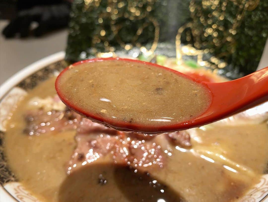 SUSURUさんのインスタグラム写真 - (SUSURUInstagram)「MASHI NO MASHI@六本木 ホリエモンさんプロデュース、WAGYUJIRO×すごい煮干しラーメン凪さんのコラボラーメンをすすってきました🍜 牛骨×煮干し出汁のスープは濃厚かつまろやかな口当たりでゴールデンな美味しさ🐮 極太縮れ麺は風味豊かな凪さんの自家製麺。スープとの絡み良好です🍥 和牛のチャーシューはもちろんのこと、脂がとろけるイワシもナイスなトッピング！ 1万円ぶんの贅沢さが詰まった一杯でした。 ごっそれい🙌 #susuru_tv #wagyumafia #mashinomashi #すごい煮干しラーメン凪 #凪 #六本木 #うまい  #ラーメン #らーめん #ramen #ラーメン部 #ramennoodles #毎日ラーメン生活 #麺スタグラム #japaneseramen #japanramen #foodstagram #foodie #noodles #instanoodle #instaramen #instafood #susururecommended #六本木ラーメン #1万円ラーメン」8月28日 20時41分 - susuru_tv