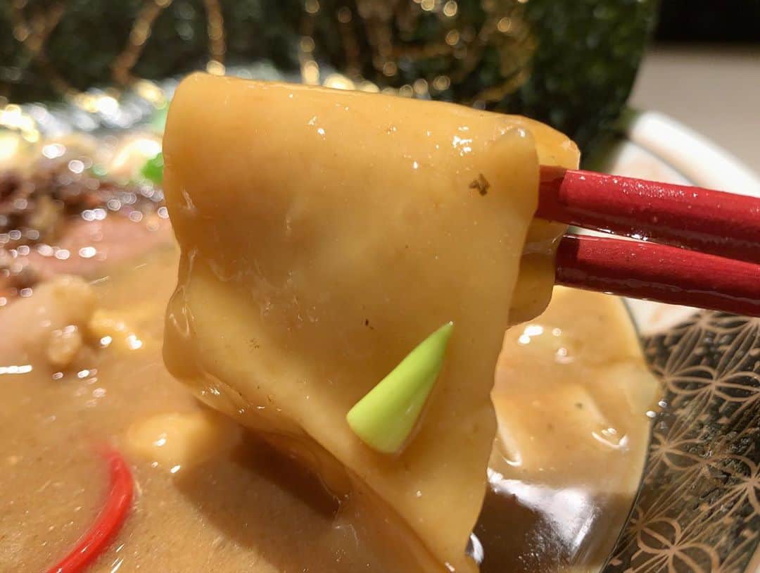 SUSURUさんのインスタグラム写真 - (SUSURUInstagram)「MASHI NO MASHI@六本木 ホリエモンさんプロデュース、WAGYUJIRO×すごい煮干しラーメン凪さんのコラボラーメンをすすってきました🍜 牛骨×煮干し出汁のスープは濃厚かつまろやかな口当たりでゴールデンな美味しさ🐮 極太縮れ麺は風味豊かな凪さんの自家製麺。スープとの絡み良好です🍥 和牛のチャーシューはもちろんのこと、脂がとろけるイワシもナイスなトッピング！ 1万円ぶんの贅沢さが詰まった一杯でした。 ごっそれい🙌 #susuru_tv #wagyumafia #mashinomashi #すごい煮干しラーメン凪 #凪 #六本木 #うまい  #ラーメン #らーめん #ramen #ラーメン部 #ramennoodles #毎日ラーメン生活 #麺スタグラム #japaneseramen #japanramen #foodstagram #foodie #noodles #instanoodle #instaramen #instafood #susururecommended #六本木ラーメン #1万円ラーメン」8月28日 20時41分 - susuru_tv