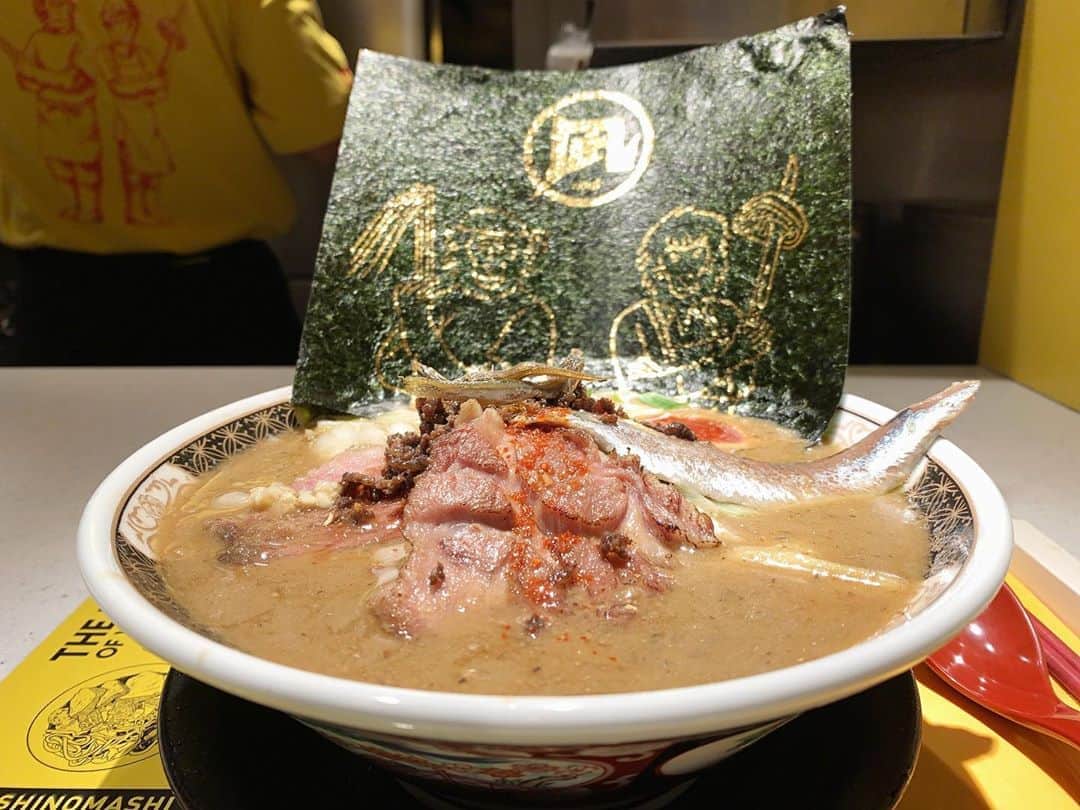 のインスタグラム：「MASHI NO MASHI@六本木 ホリエモンさんプロデュース、WAGYUJIRO×すごい煮干しラーメン凪さんのコラボラーメンをすすってきました🍜 牛骨×煮干し出汁のスープは濃厚かつまろやかな口当たりでゴールデンな美味しさ🐮 極太縮れ麺は風味豊かな凪さんの自家製麺。スープとの絡み良好です🍥 和牛のチャーシューはもちろんのこと、脂がとろけるイワシもナイスなトッピング！ 1万円ぶんの贅沢さが詰まった一杯でした。 ごっそれい🙌 #susuru_tv #wagyumafia #mashinomashi #すごい煮干しラーメン凪 #凪 #六本木 #うまい  #ラーメン #らーめん #ramen #ラーメン部 #ramennoodles #毎日ラーメン生活 #麺スタグラム #japaneseramen #japanramen #foodstagram #foodie #noodles #instanoodle #instaramen #instafood #susururecommended #六本木ラーメン #1万円ラーメン」