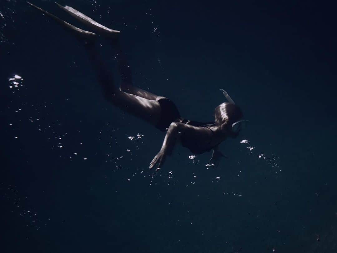病夢やみいさんのインスタグラム写真 - (病夢やみいInstagram)「実は潜水がとても得意。海は宇宙🧜🏿  #海の幽霊 #snorkeling#diving_photography」8月28日 20時42分 - yammy__________