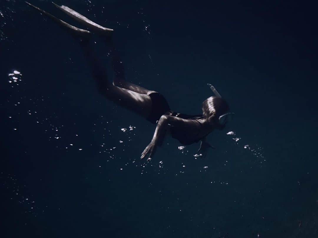 病夢やみいのインスタグラム：「実は潜水がとても得意。海は宇宙🧜🏿  #海の幽霊 #snorkeling#diving_photography」
