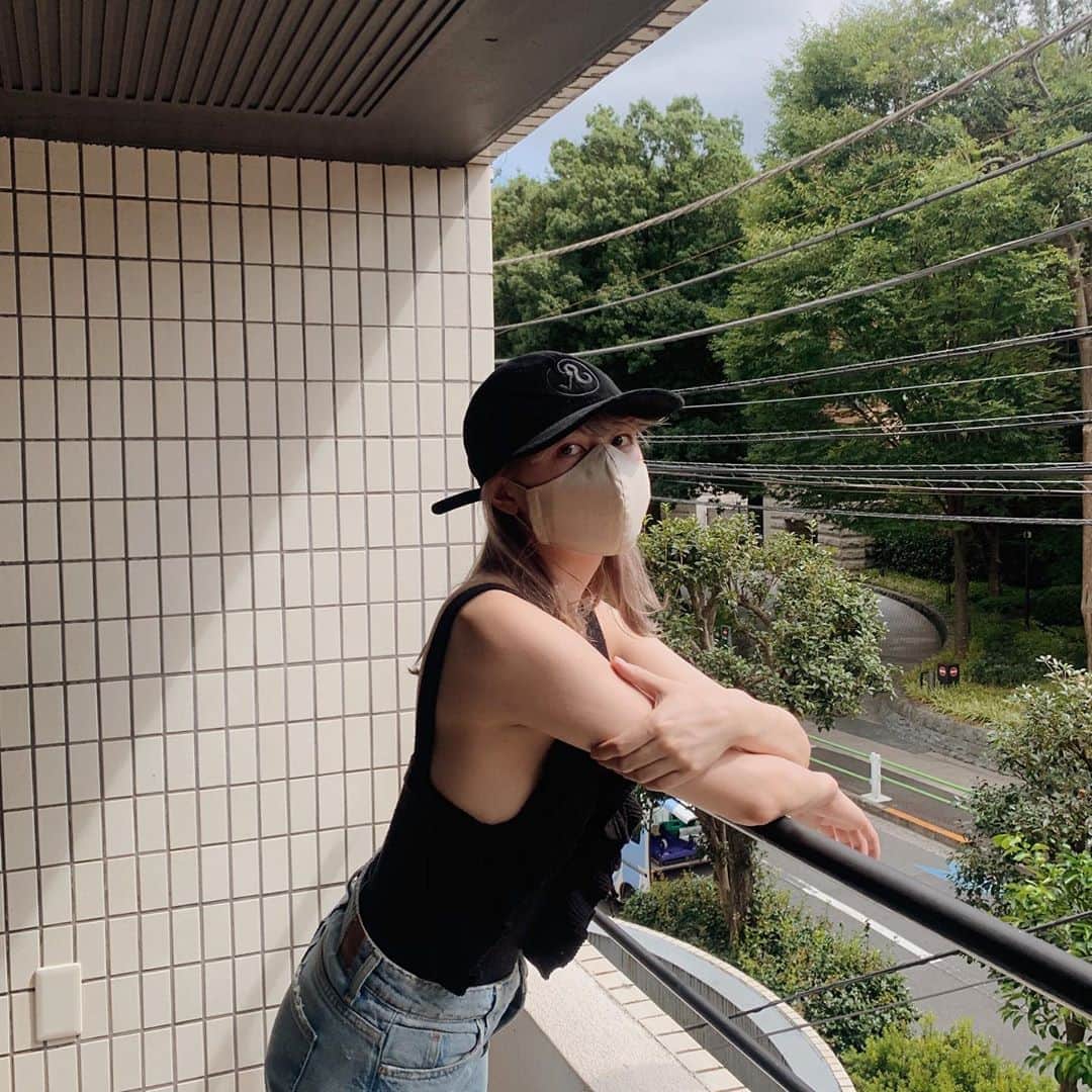 Tomomi Teradaのインスタグラム：「😷🖤🧢」