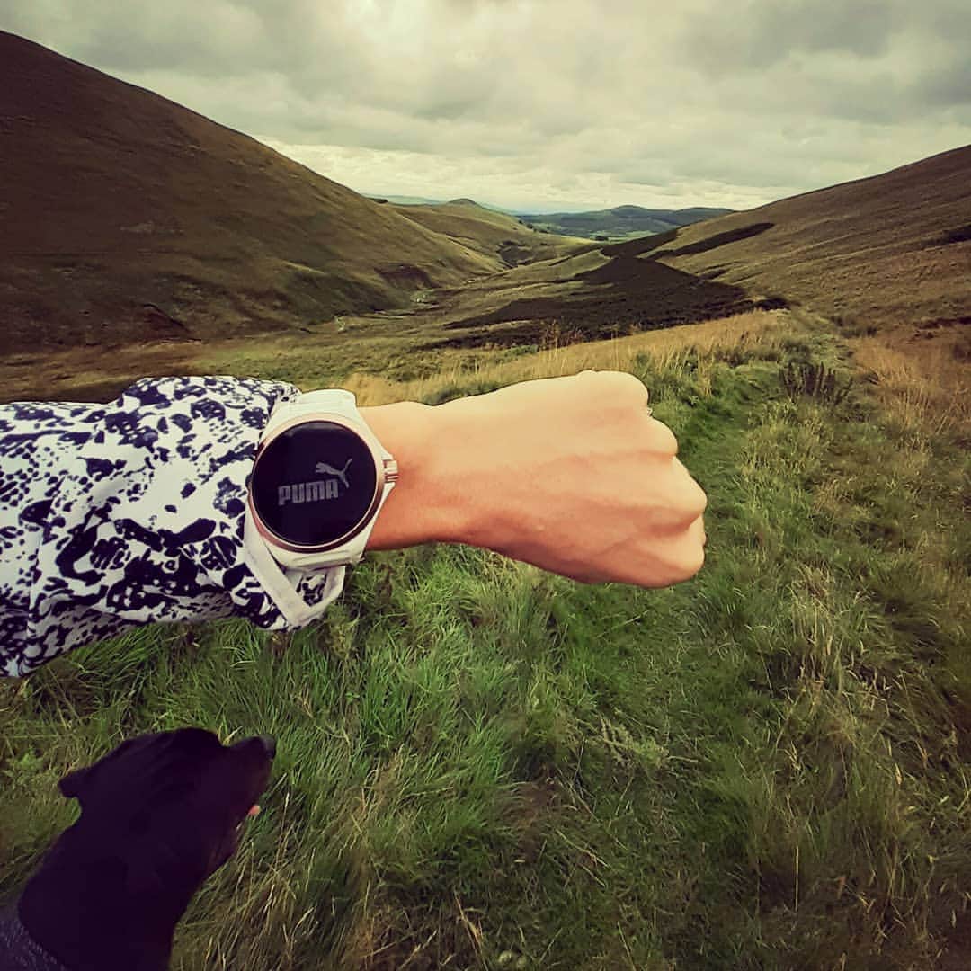 エイリー・チャイルドのインスタグラム：「Trying out my new #PUMAsmartwatch on today's walk 😍   Clyde loving the views 🥰 #Puma #Rottweiler #VisitScotland」
