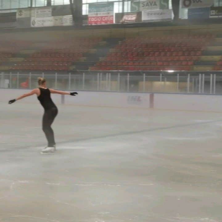 ダーシャ・ゲルムのインスタグラム：「If someone asks me, I would say figure skating is some days hard and other days even harder.  I don't know who needs to see this, but we only see videos of perfectly executed jumps on social media. If they are not perfect, they are so difficult (quadruples etc.) they are still worth showing.  But I would like to show you my struggle... From falling from downgraded 3F, to popping (a lot of popping lately 😵) to double footed landings all over... That's what I am dealing right now and if you are in the same spot, that's ok... I know I will get it right in time and so will you.  Sometimes those perfect jumps on social media make me sad or angry, sometimes unmotivated... Cuz I'm not there yet... And it started to be more and more like those pictures of a perfect woman bodies that everyone wants to get (btw they are mostly photoshoped). That's why I wanted to show the real image of me in this time...  Keep trying, keep pushing and one day everything will just click.  #figureskating #motivation #newseason #start #jumps #mistakes #gettingbetter」