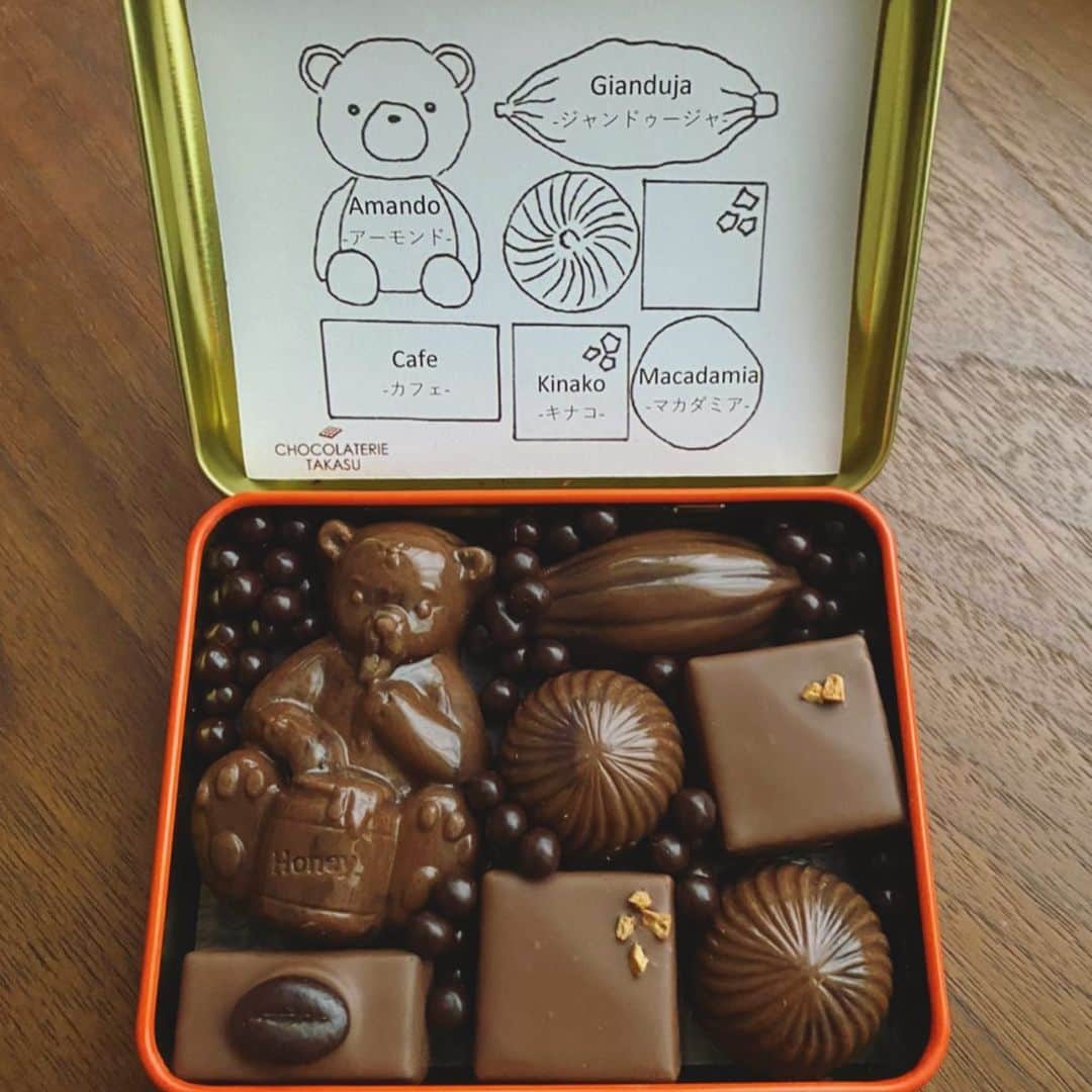 松本妃代さんのインスタグラム写真 - (松本妃代Instagram)「. CHOCOLATERIE TAKASUさんのチョコレート、 Praline Collectionの パッケージの絵を描かせて頂きました🎨 小さな缶の箱にぎゅっと宝石のように チョコレートが入っていて本当にうっとりします…(3枚目の写真🌼) 小さい頃からお菓子の缶や箱を よく集めていたので、 いつかお菓子の箱の絵を描けたら… とぼんやり思っていた夢が叶って とっても嬉しく光栄に思っています😌 CHOCOLATERIE TAKASUさんのチョコレートは 一つ一つのフレーバーにとても 時間と工夫を重ねられたのだろうなと 感じられるほど繊細でありながらも食べやすく、どのフレーバーも本当に美味しいです🐿 9/1より、ショコラトリータカス名古屋本店、オンラインショップで販売開始です。 皆さまぜひお手に取ってみてください☺️ 製品名・プラリネコレクション 販売価格・3,000円（税込み）」8月28日 20時56分 - kiyomatsumoto