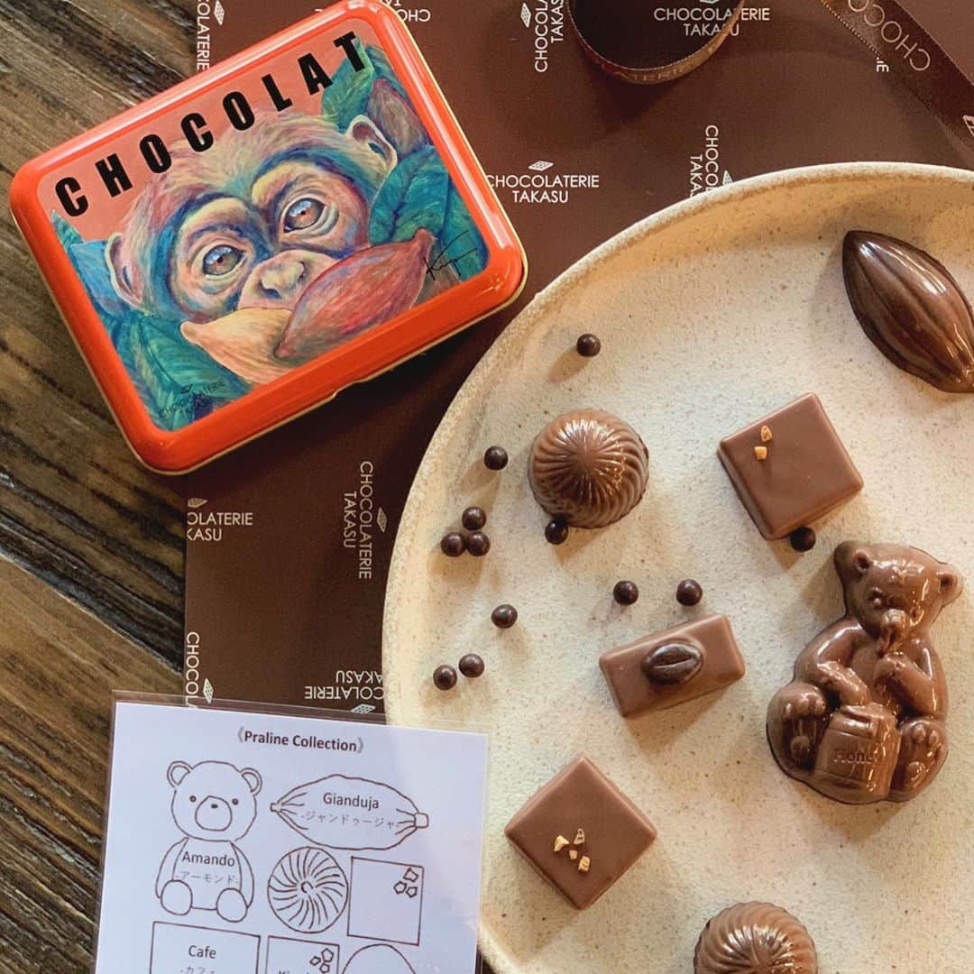 松本妃代のインスタグラム：「. CHOCOLATERIE TAKASUさんのチョコレート、 Praline Collectionの パッケージの絵を描かせて頂きました🎨 小さな缶の箱にぎゅっと宝石のように チョコレートが入っていて本当にうっとりします…(3枚目の写真🌼) 小さい頃からお菓子の缶や箱を よく集めていたので、 いつかお菓子の箱の絵を描けたら… とぼんやり思っていた夢が叶って とっても嬉しく光栄に思っています😌 CHOCOLATERIE TAKASUさんのチョコレートは 一つ一つのフレーバーにとても 時間と工夫を重ねられたのだろうなと 感じられるほど繊細でありながらも食べやすく、どのフレーバーも本当に美味しいです🐿 9/1より、ショコラトリータカス名古屋本店、オンラインショップで販売開始です。 皆さまぜひお手に取ってみてください☺️ 製品名・プラリネコレクション 販売価格・3,000円（税込み）」