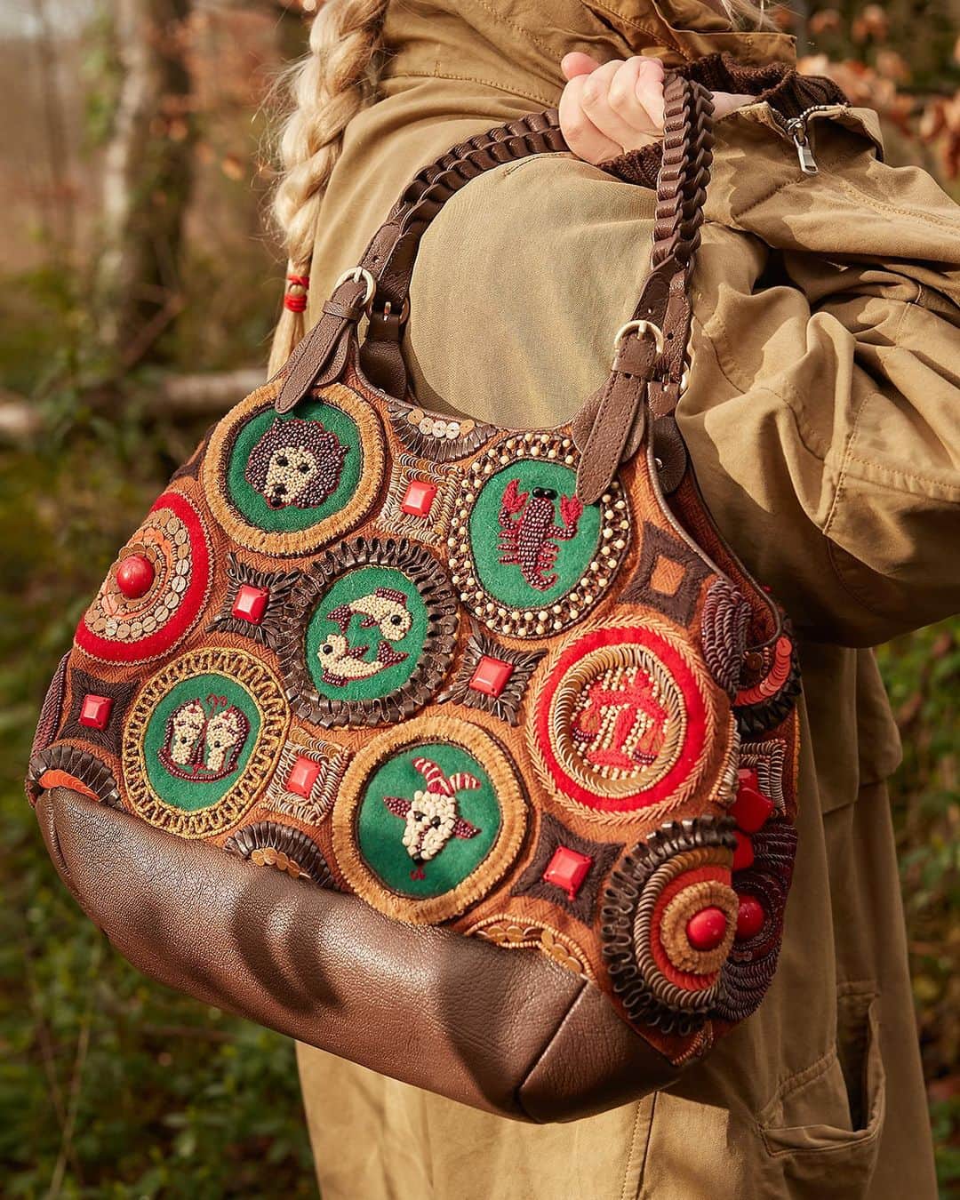 ジャマンピュエッシュのインスタグラム：「Find your zodiac sign on this fascinating hand-embroidered bag with twisted leather handles.」