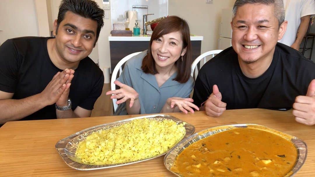 のインスタグラム：「もう撮影は、2ヶ月くらい前ですが、本日、カオカリーのAlamさんと今日ヤバイ奴に会ったの坪和さんとのコラボの動画をYouTubeに公開しました！  夏にピッタリのココナッツ入りのシーフードカレーをデカ盛りで作って下さいました！  辛さ控えめにしてもらったので、私好みな甘めのシーフードの旨味がたっぷりのマイルドな美味しいカレーでした！  アラムさん、坪和さん、ありがとうございました！  作る動画は、お二人のチャンネルで、それぞれ公開されますので、皆様、是非それぞれの動画をご覧下さい！  #インドカレー #シーフードカレー #ジーラライス #カオカリー #今日ヤバイ奴に会った #三宅智子の大食いtv #コラボ #youtube動画公開中」